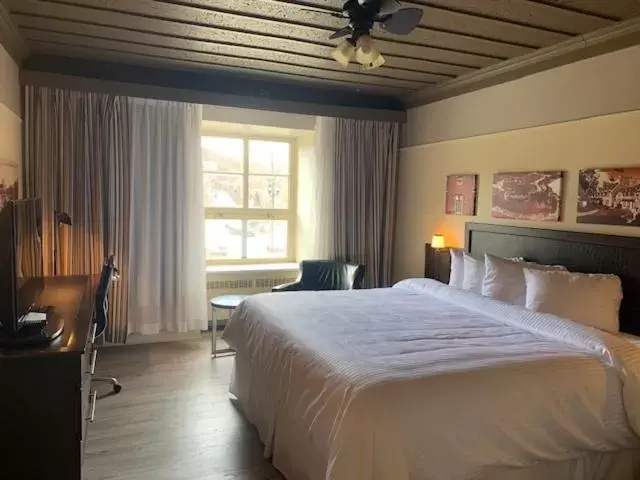 Bed in Hôtel le Manoir Baie-Comeau