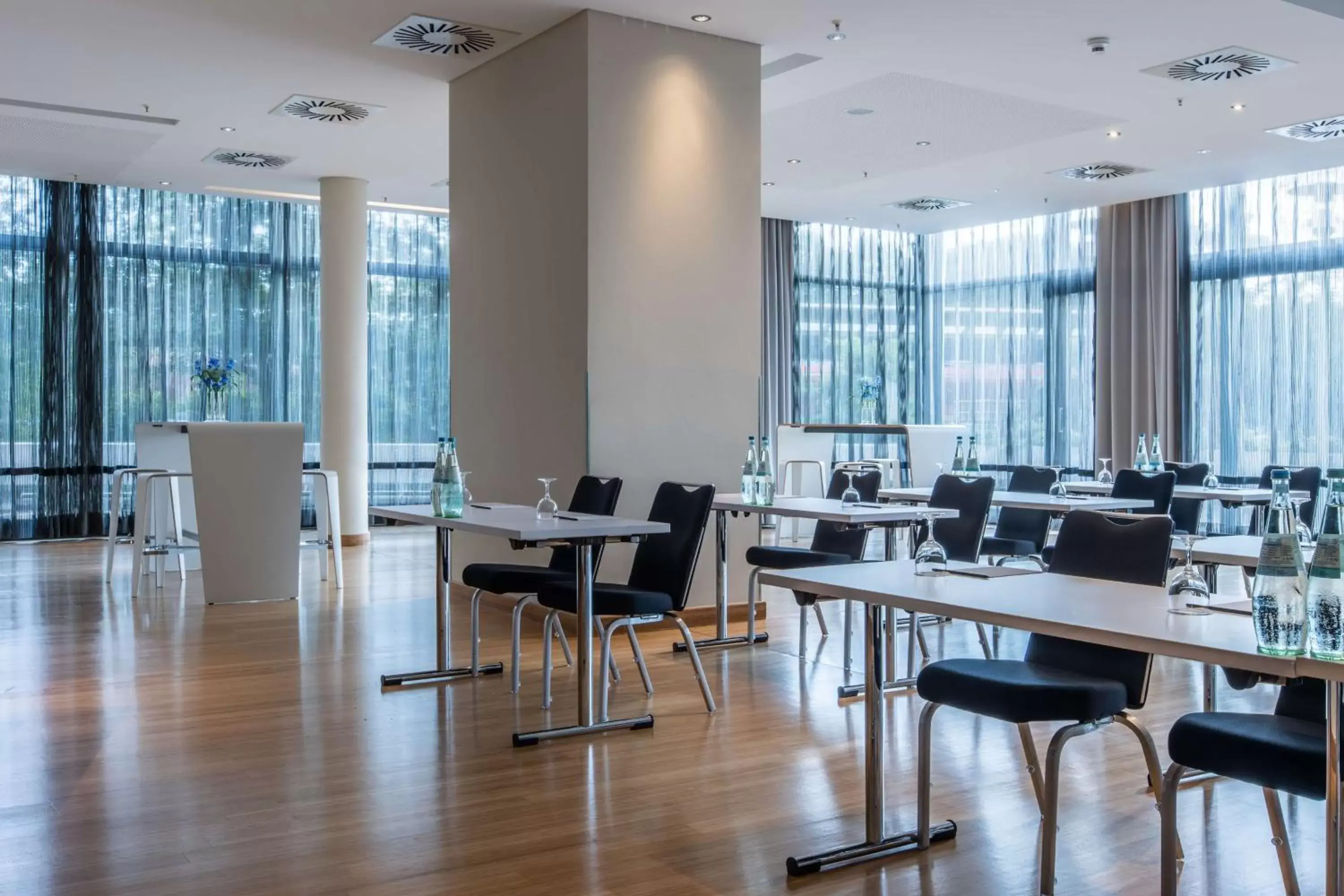Business facilities, Restaurant/Places to Eat in Radisson Blu Hotel, Hamburg
