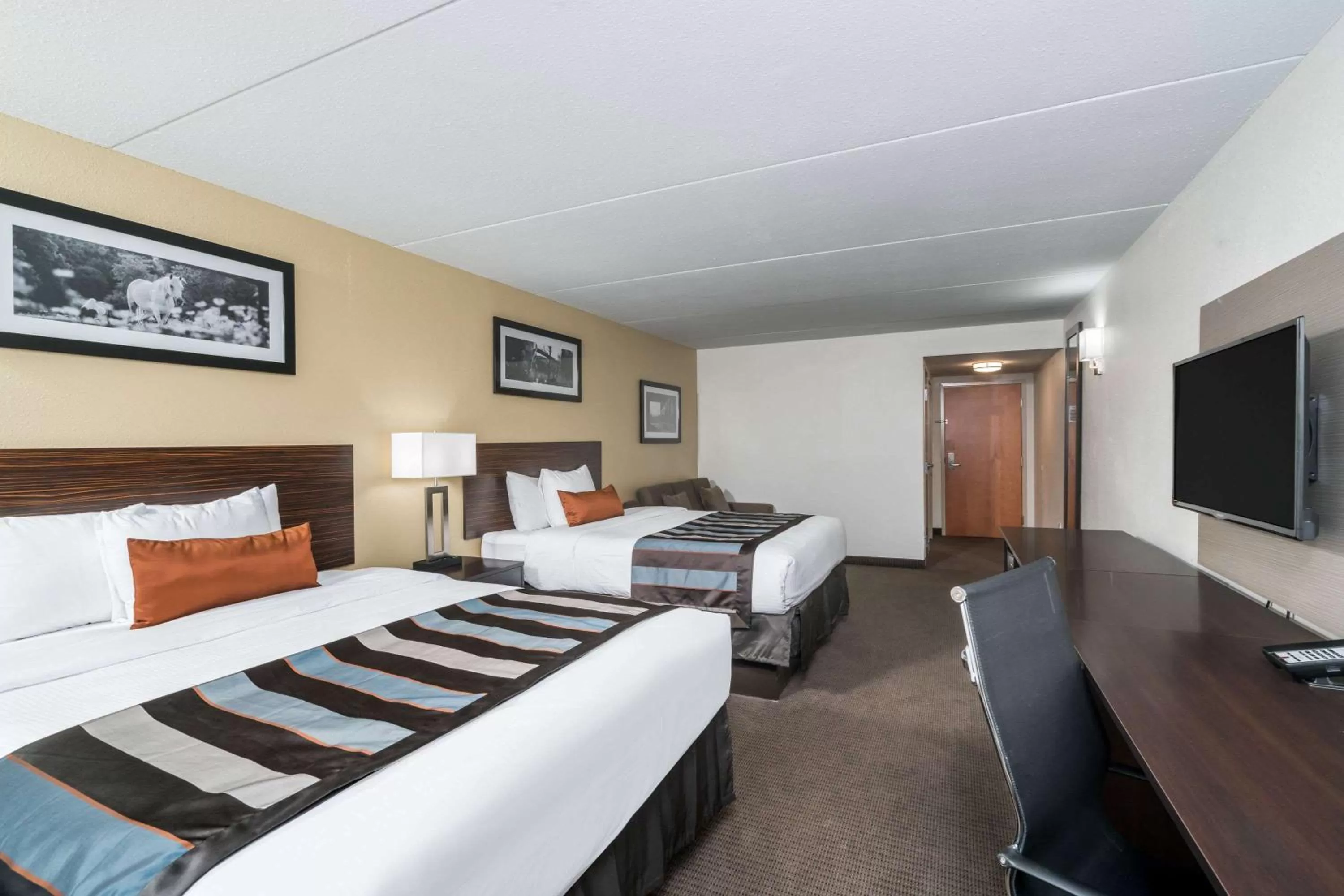 Photo of the whole room, Bed in Wingate by Wyndham Bowling Green