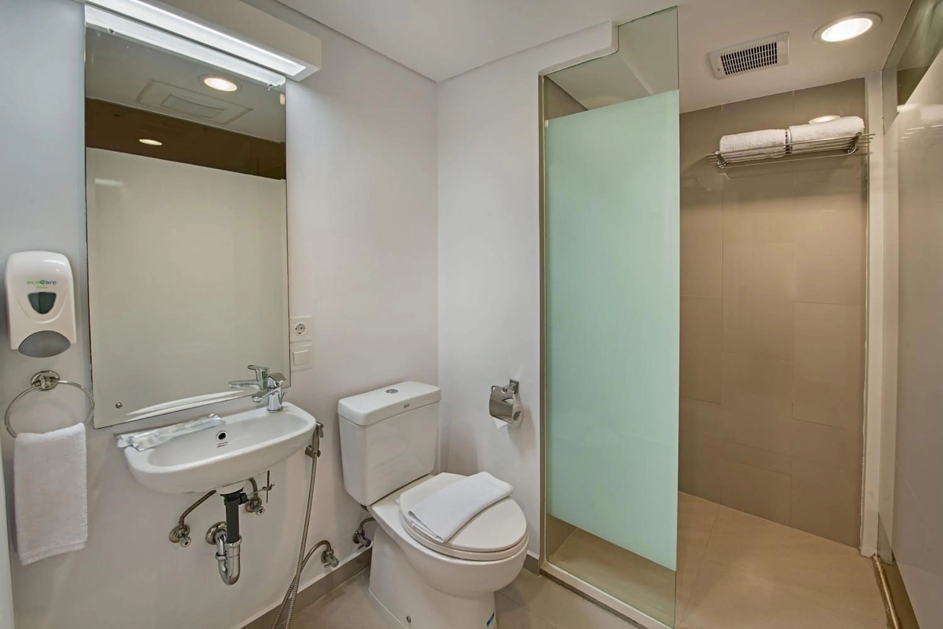 Shower in Whiz Prime Hotel Pajajaran Bogor