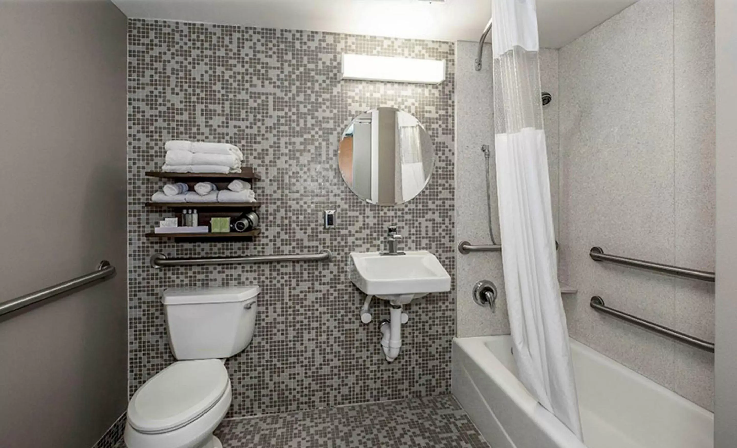 Deluxe Queen Room - Mobility Access/Non-Smoking in State House Inn, Trademark Collection by Wyndham Deluxe Queen Room - Mobility Access/Non-Smoking in State House Inn, Trademark Collection by Wyndham