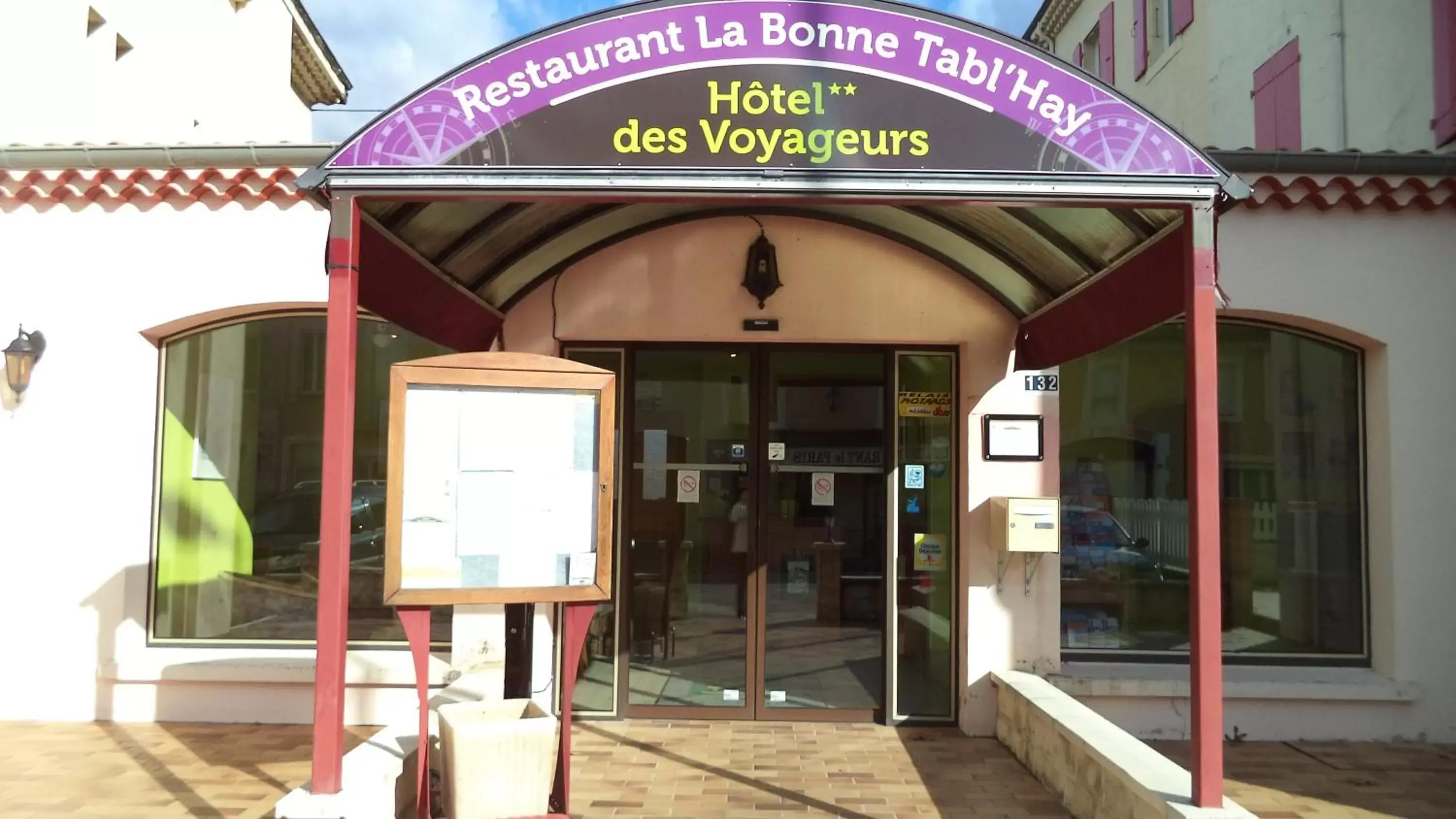 Facade/entrance in Le Logis Des Voyageurs