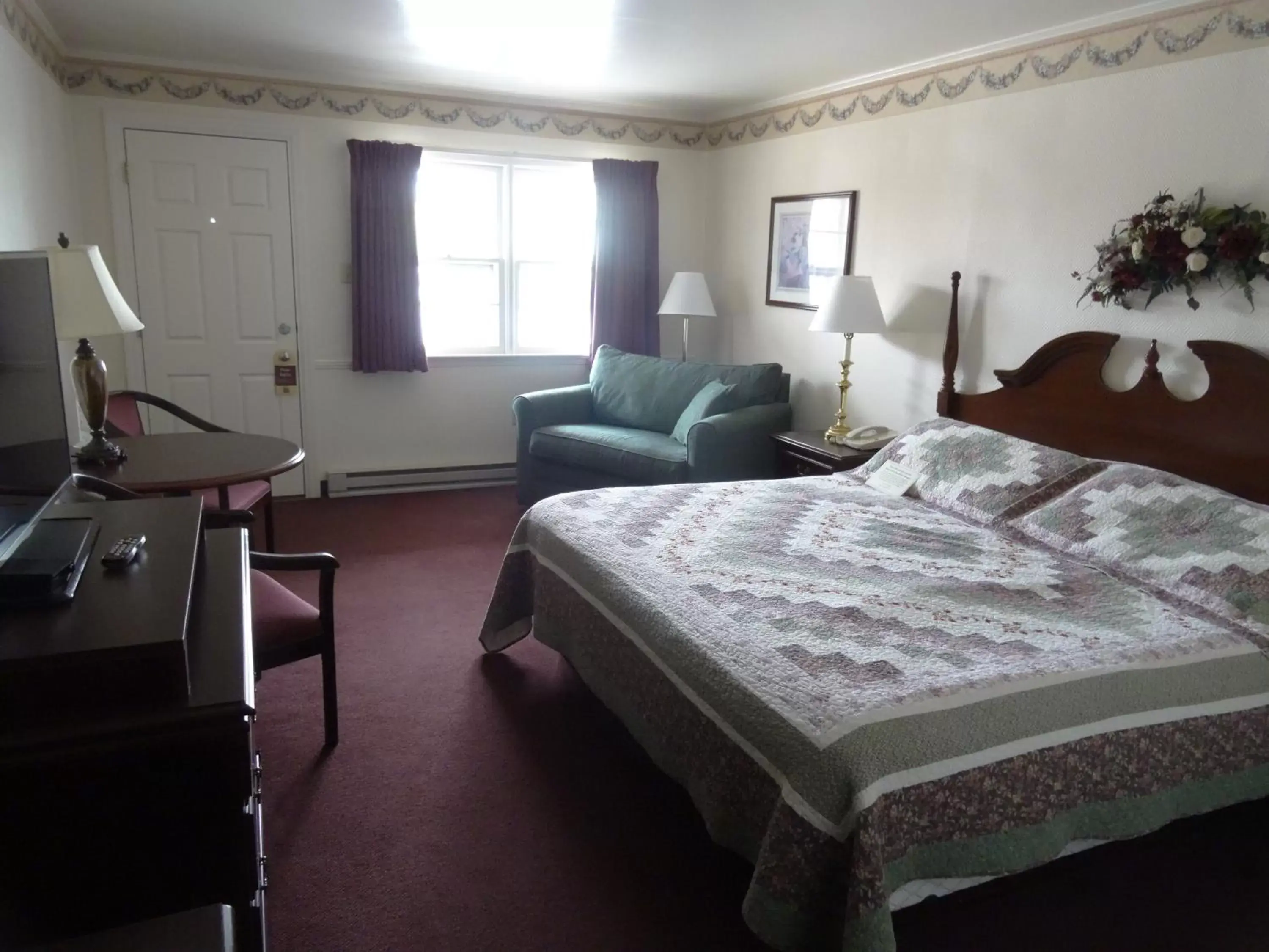 Photo of the whole room in Amish Country Motel