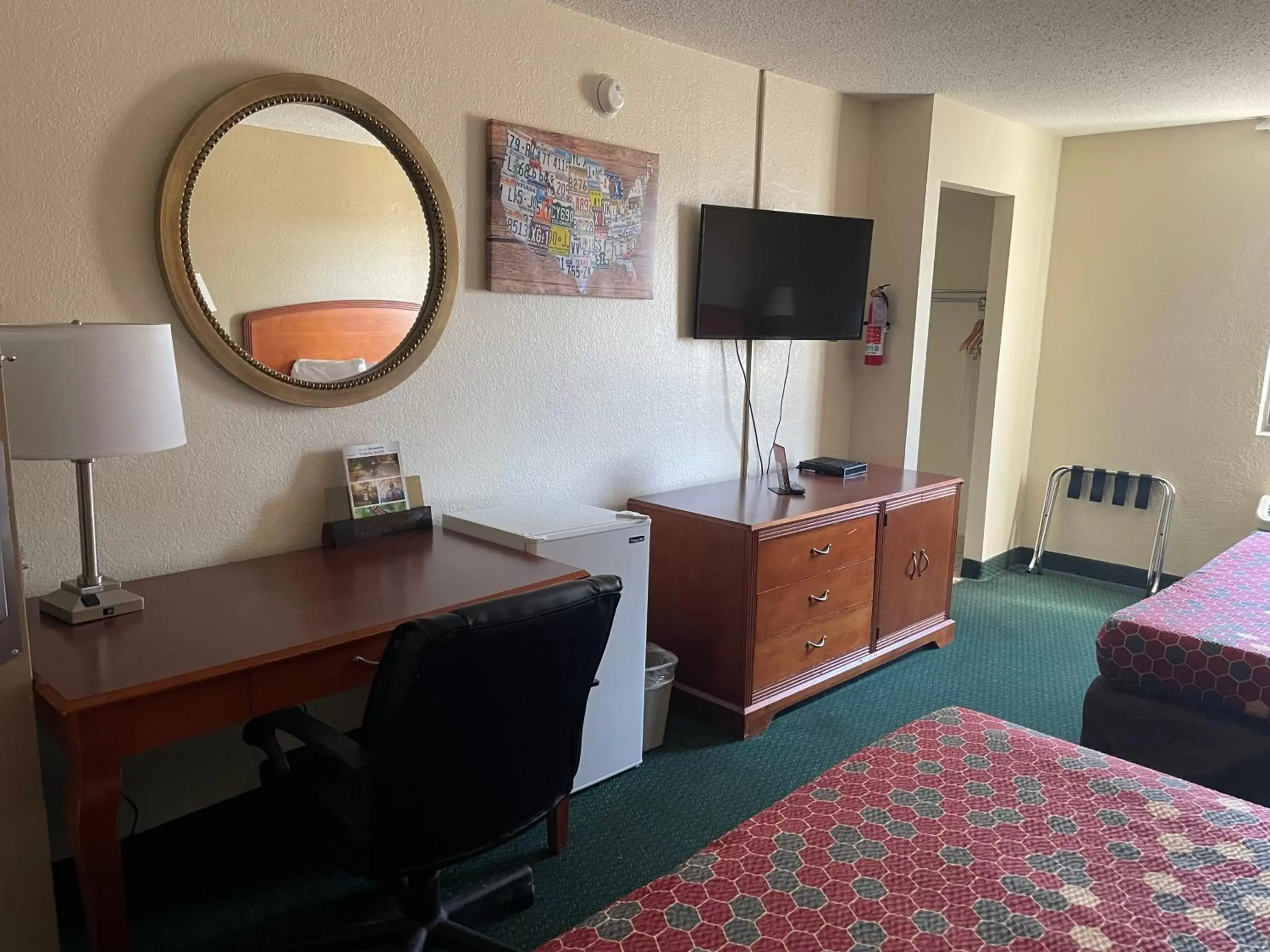 TV/Entertainment Center in Econo Lodge Kalamazoo