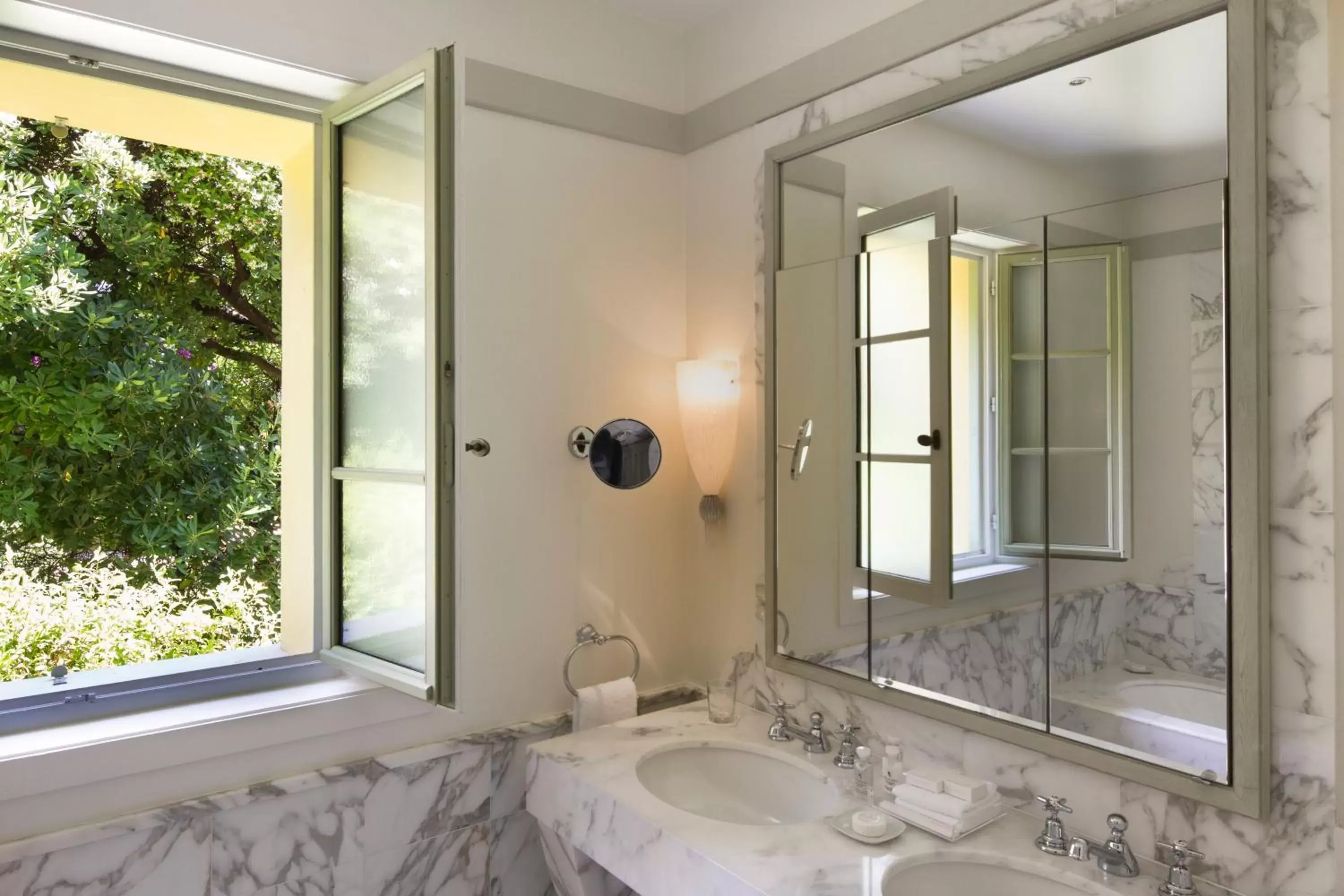 Shower, Bathroom in Hotel Royal-Riviera