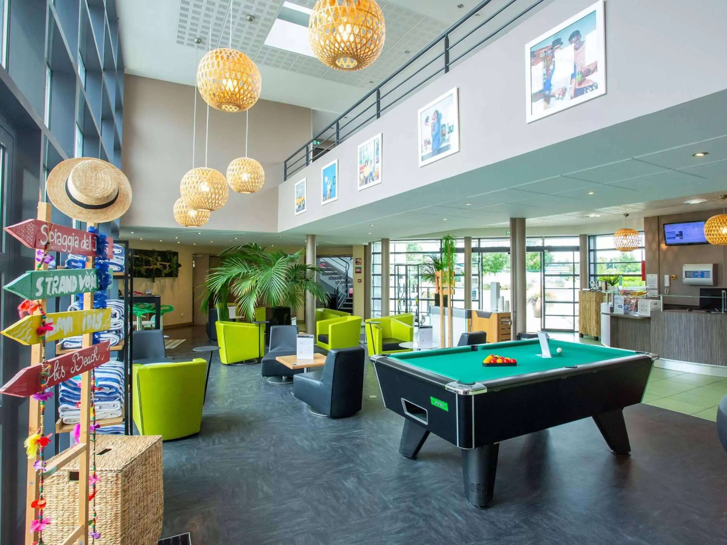 Lounge or bar, Billiards in ibis Styles Bourges