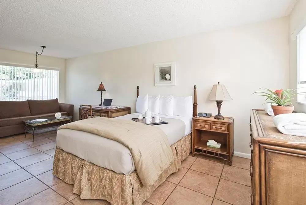 Photo of the whole room, Bed in Ocean Lodge