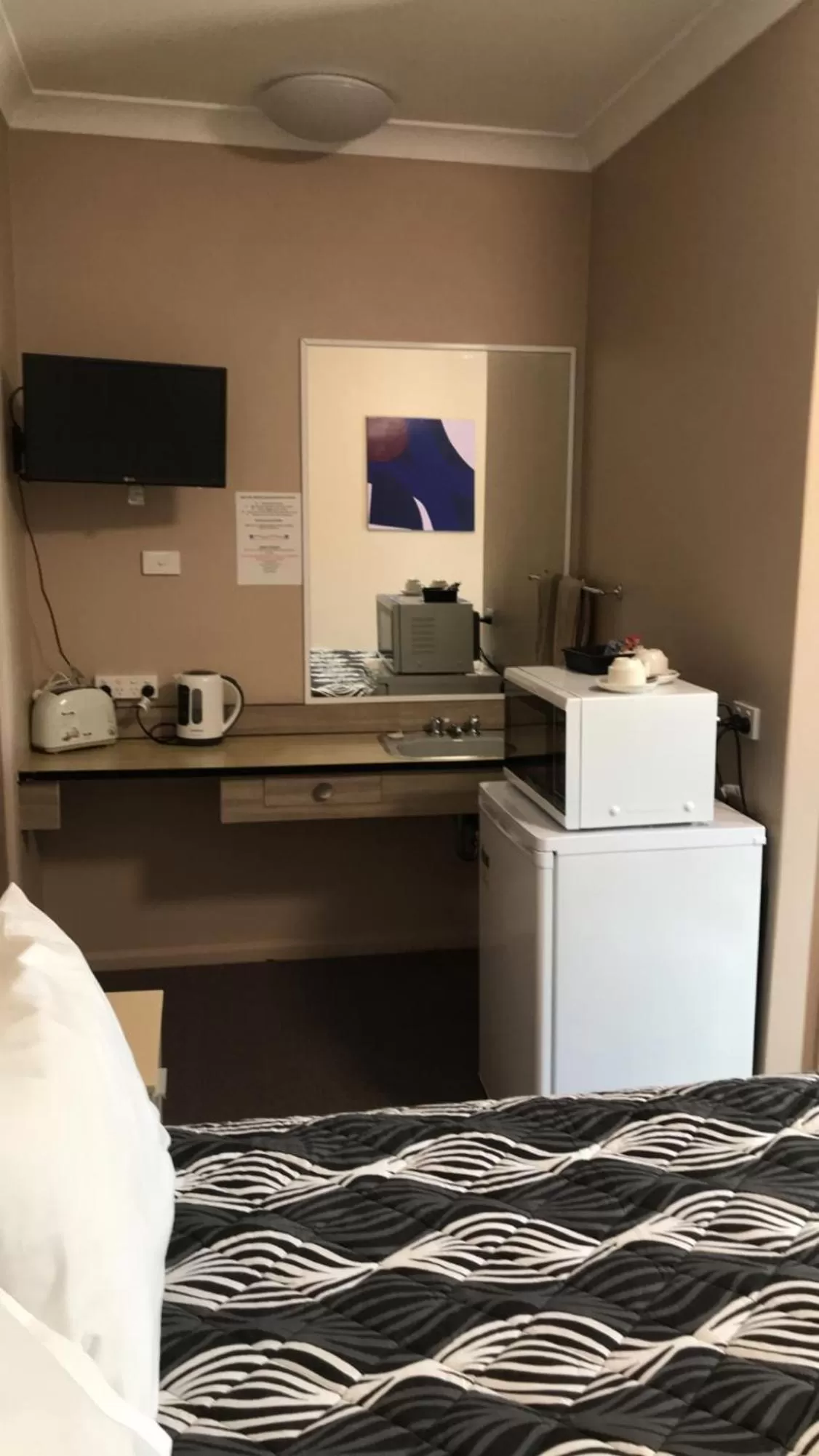 TV/Entertainment Center in Aquatic Motor Inn