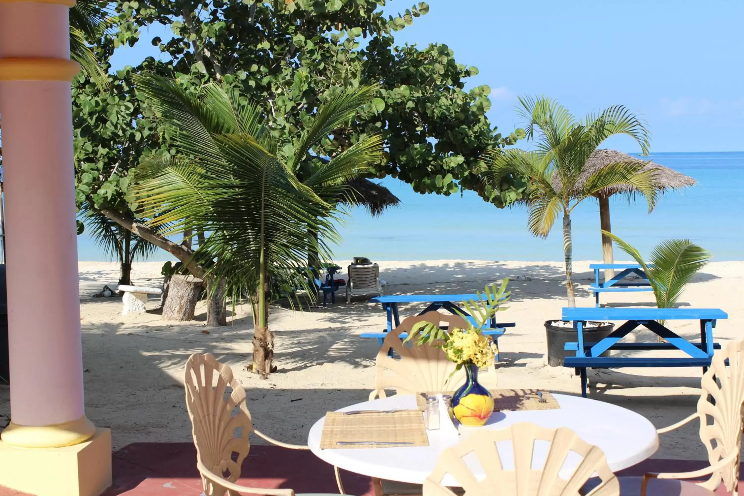Restaurant/Places to Eat in Beachcomber Club Resort