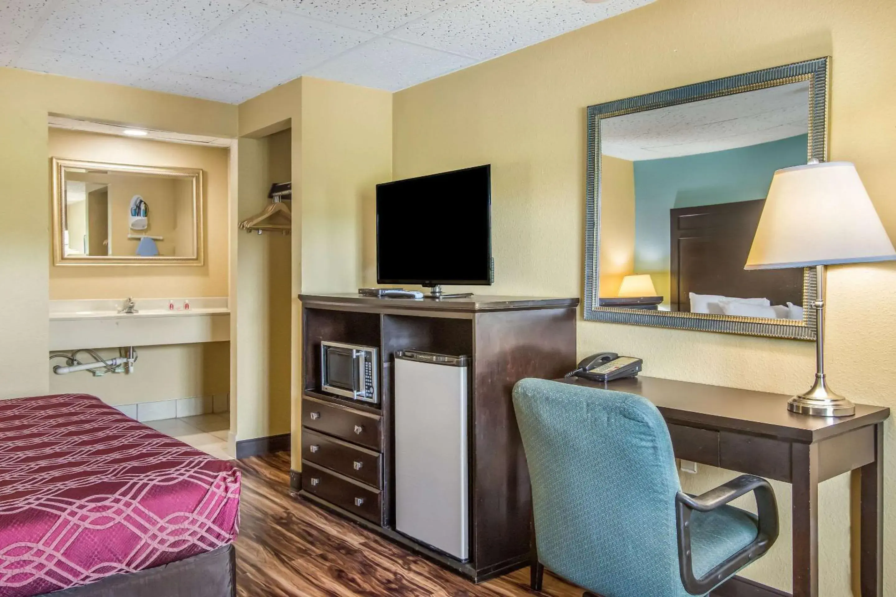 Photo of the whole room, TV/Entertainment Center in Econo Lodge Hotel Bradford