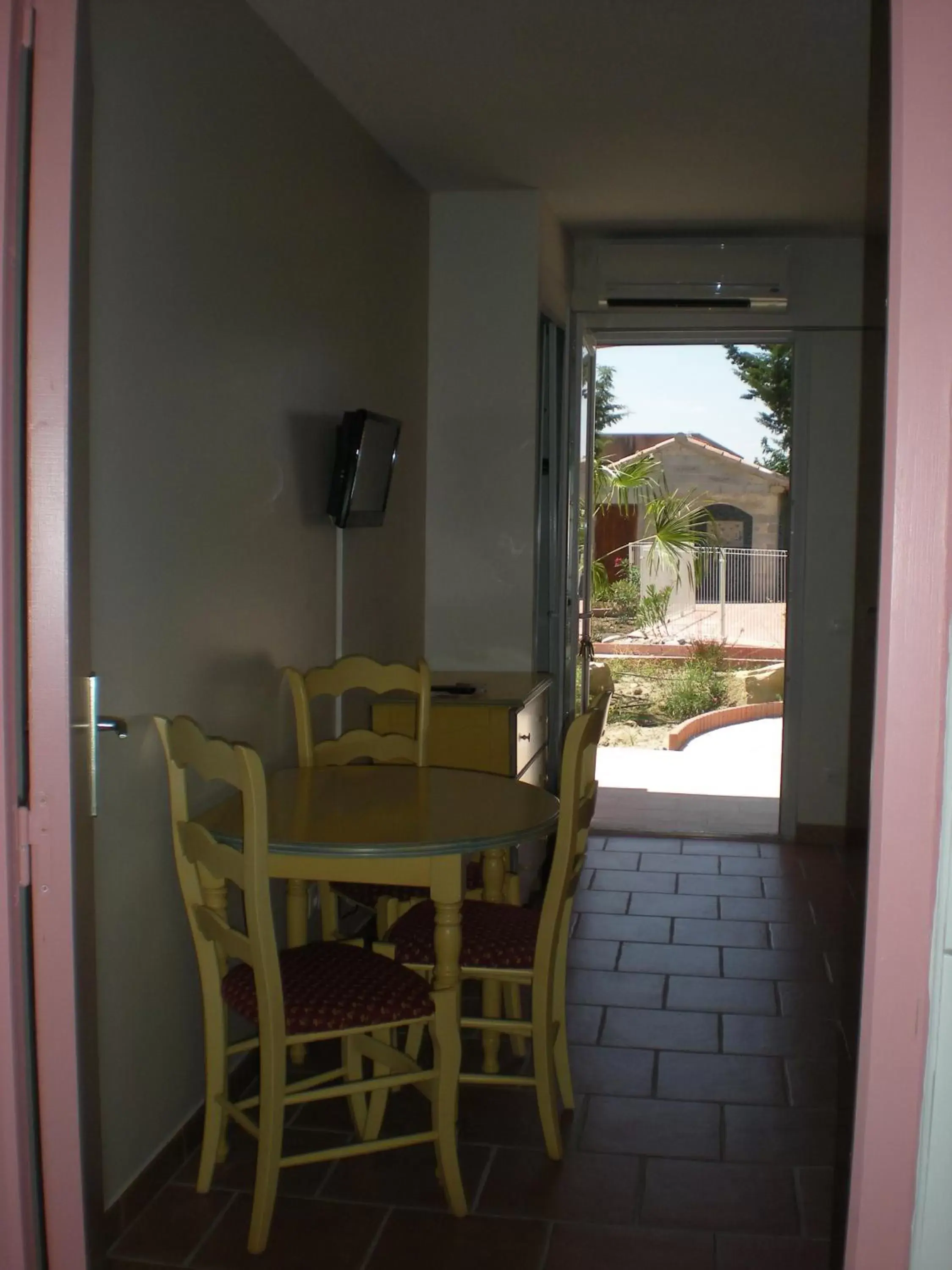 Balcony/Terrace, Dining Area in Appart'Hotel Festival Sud Aqua - Avignon TGV