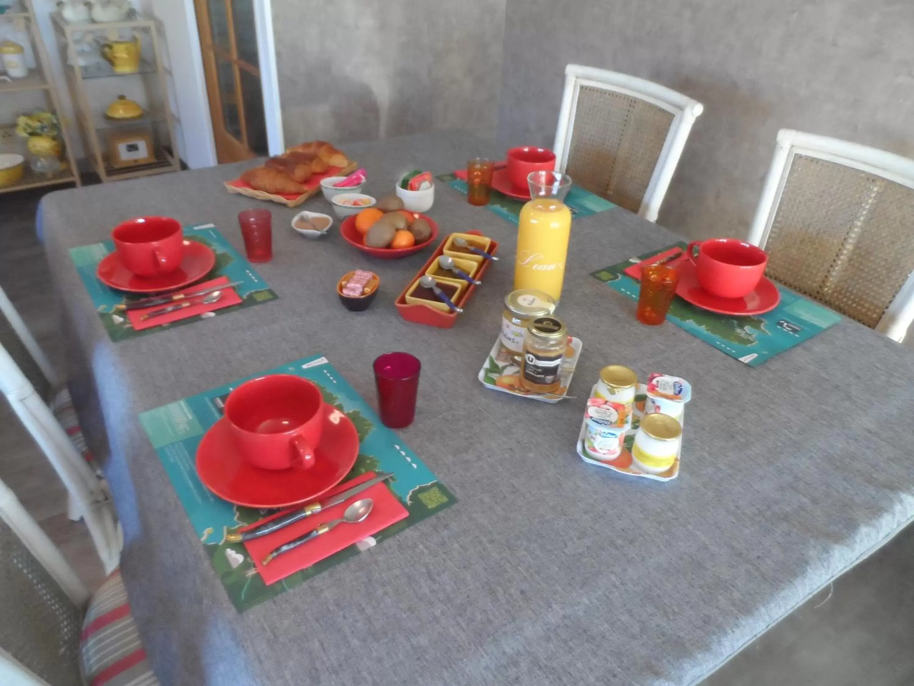 Dining area in Cafecouet'Breizh