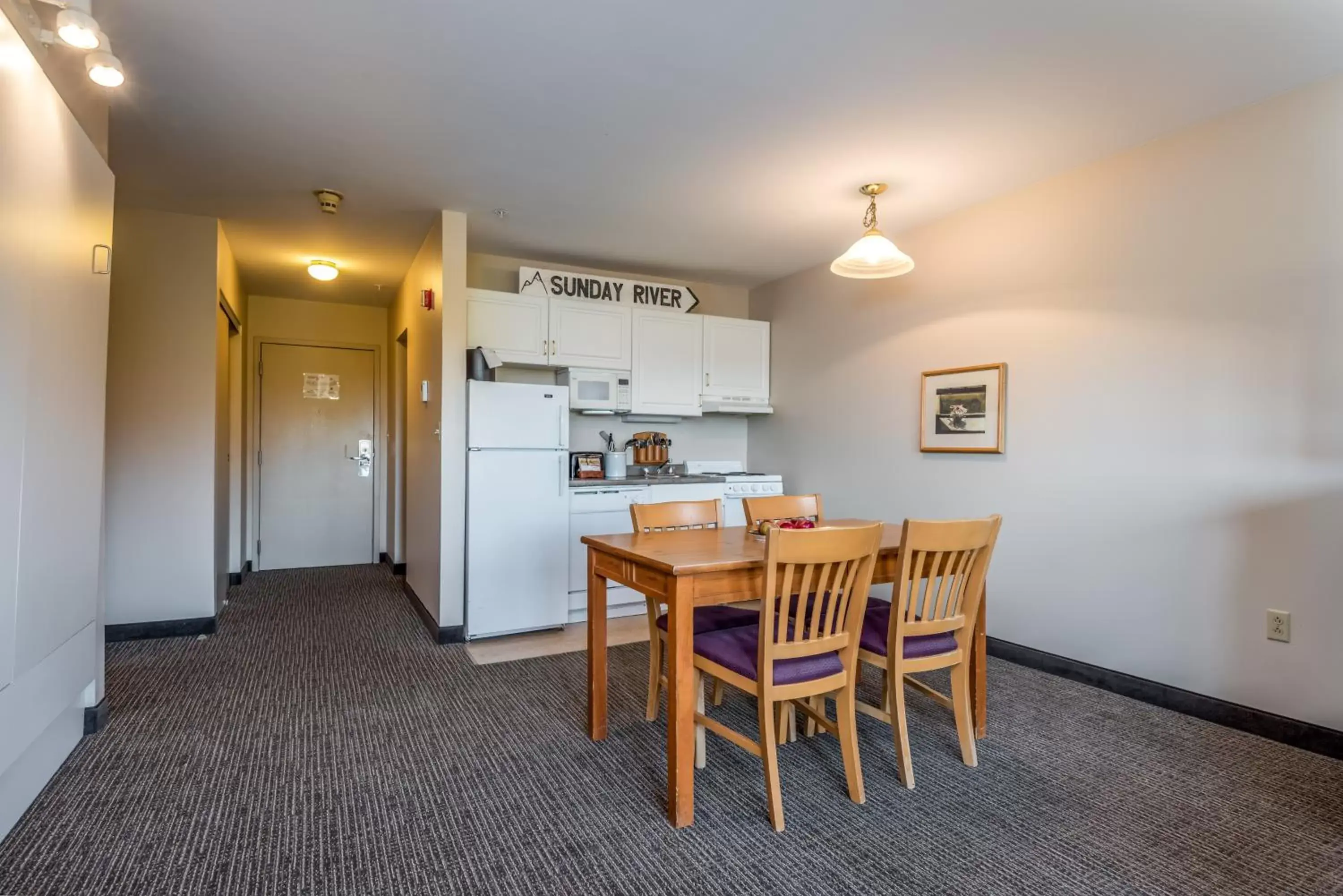 Kitchen or kitchenette, Dining Area in Jordan Hotel