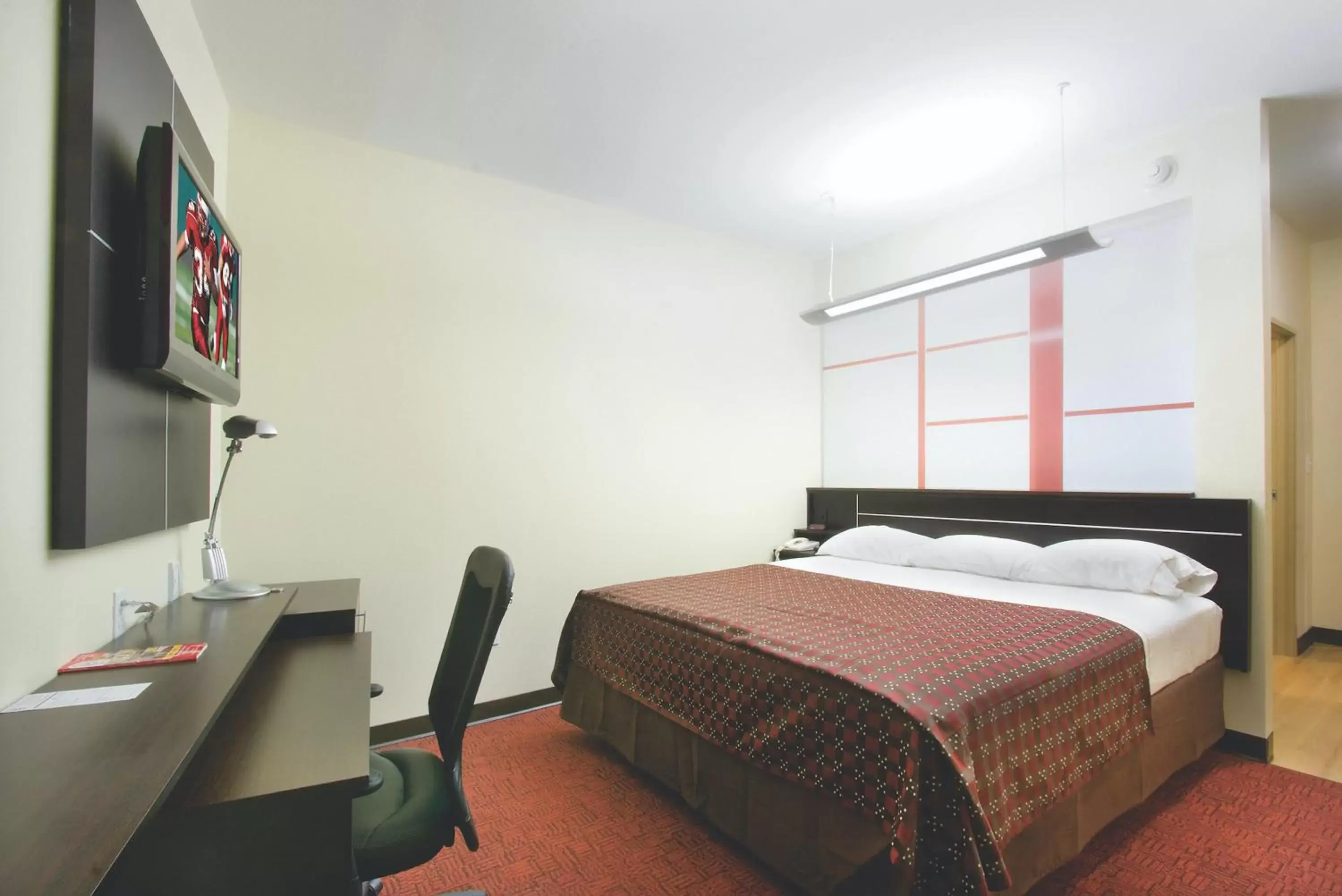 Photo of the whole room, Bed in Red Roof Inn & Suites Beaumont