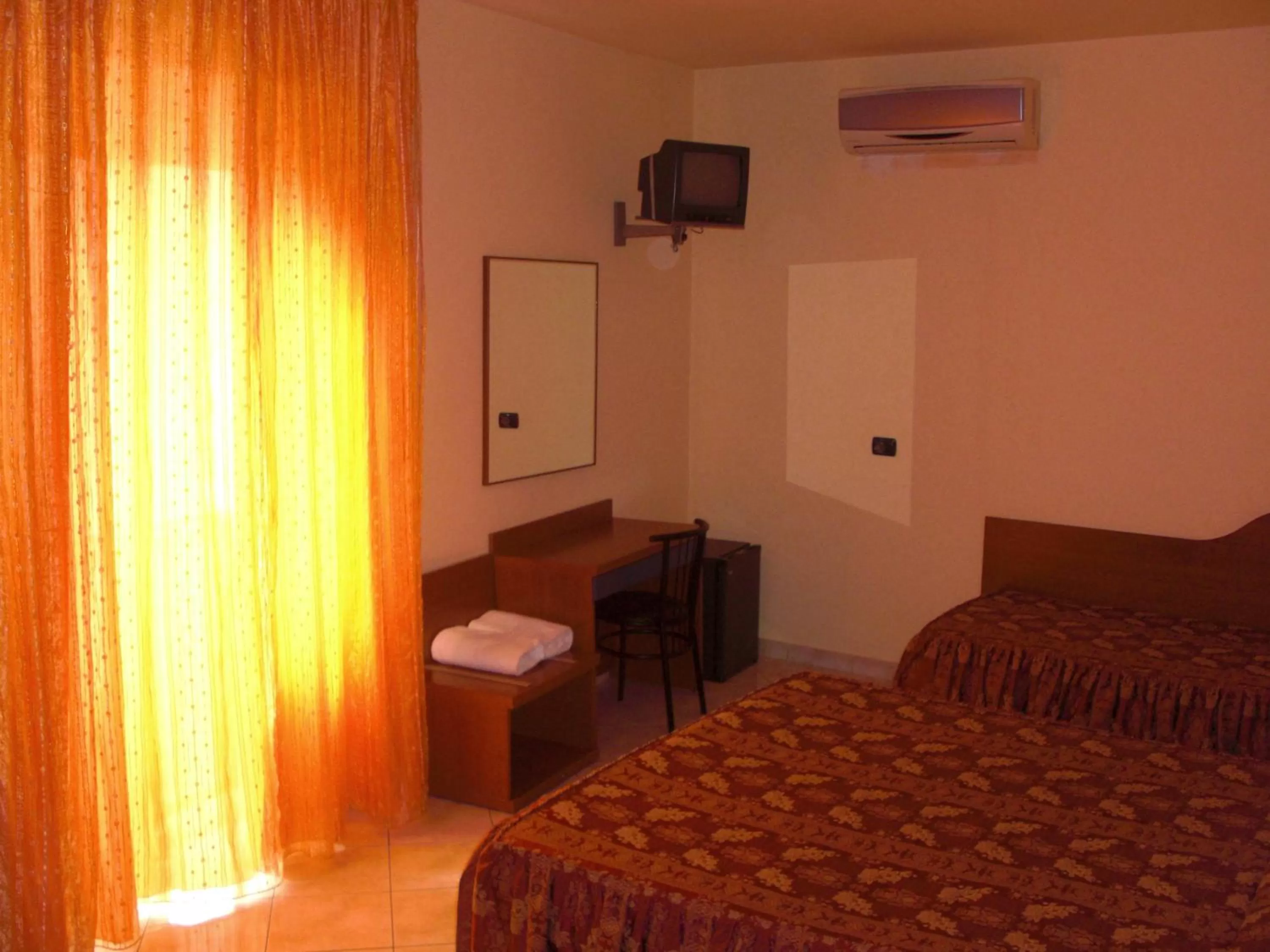 TV and multimedia, Bed in Hotel Legnano