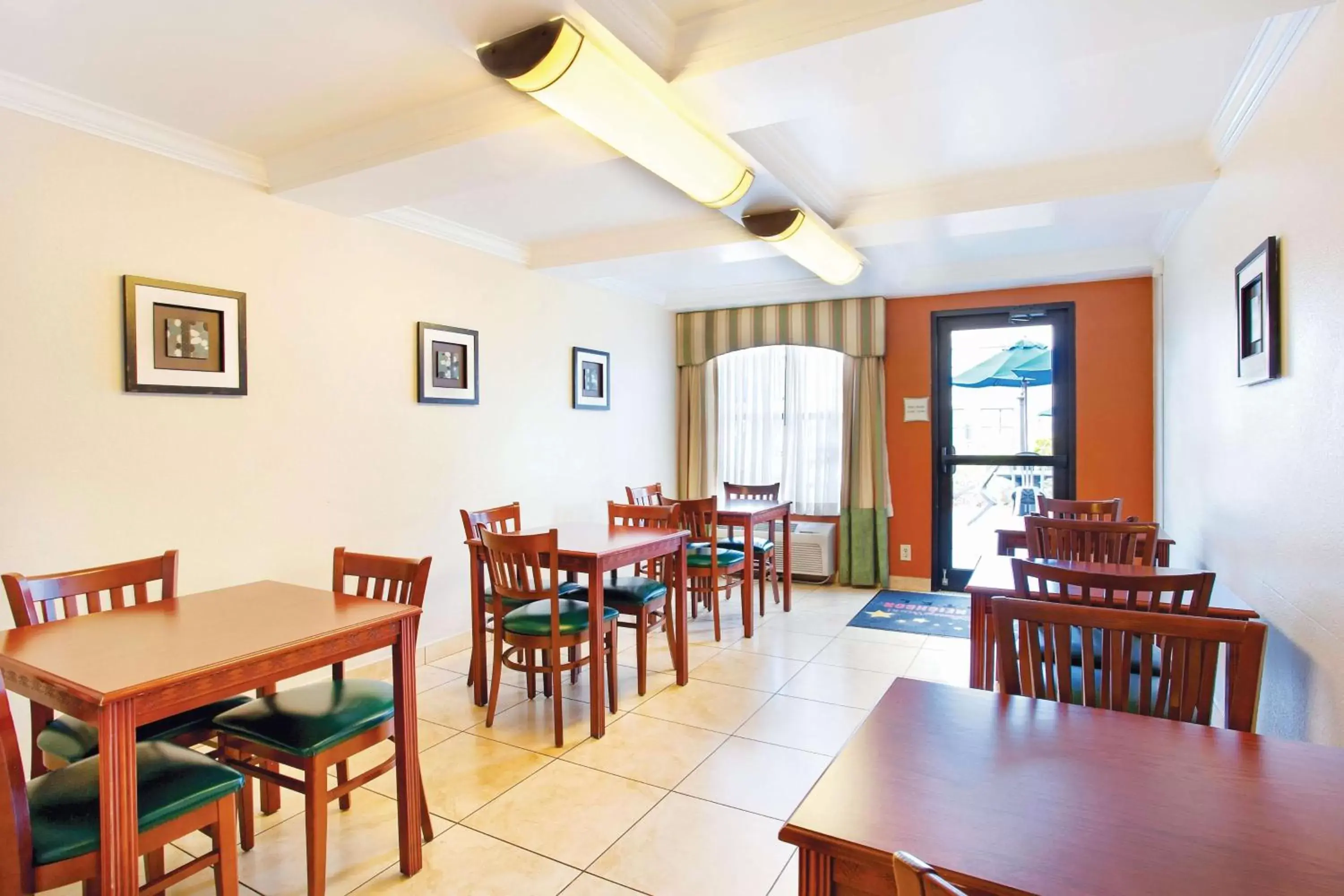 Restaurant/Places to Eat in La Quinta Inn by Wyndham Orlando International Drive North