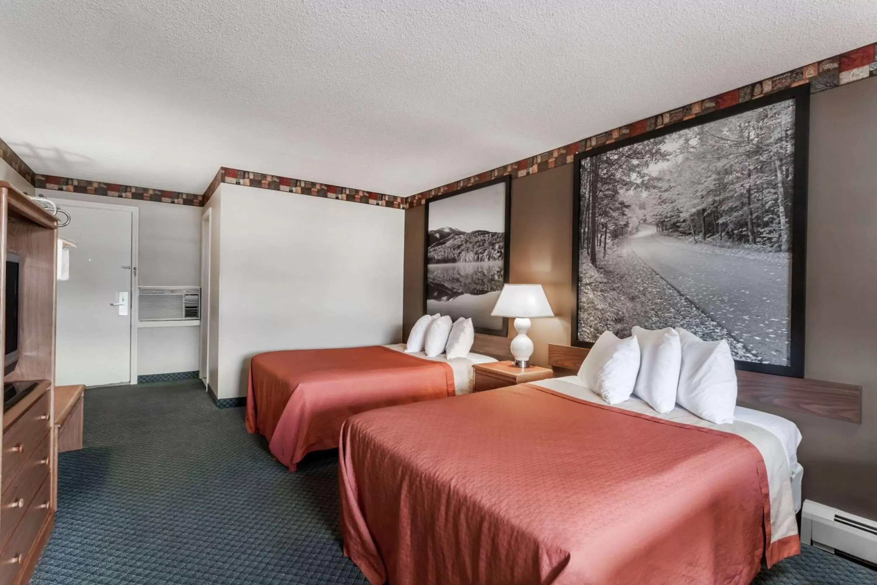 On site, Bed in Super 8 by Wyndham Lake George/Downtown