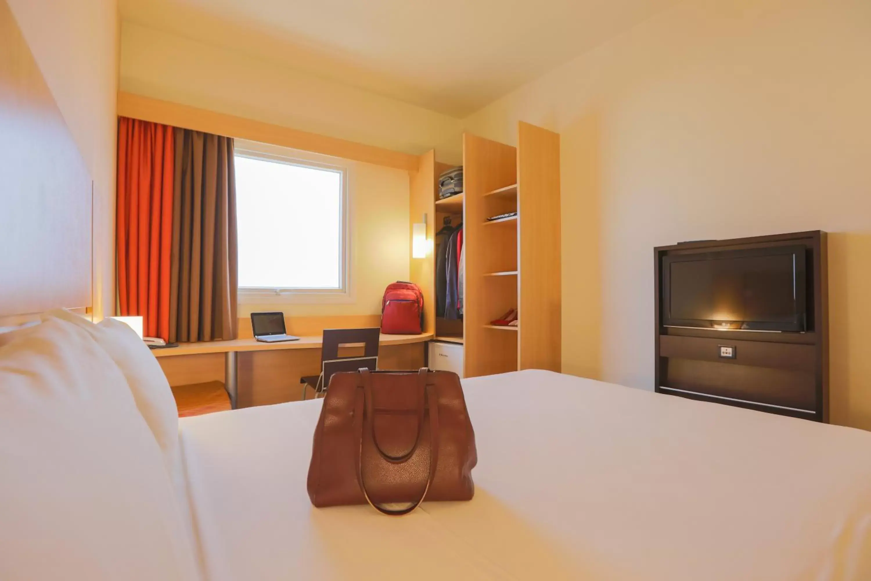 Photo of the whole room, TV/Entertainment Center in ibis Montes Claros Shopping