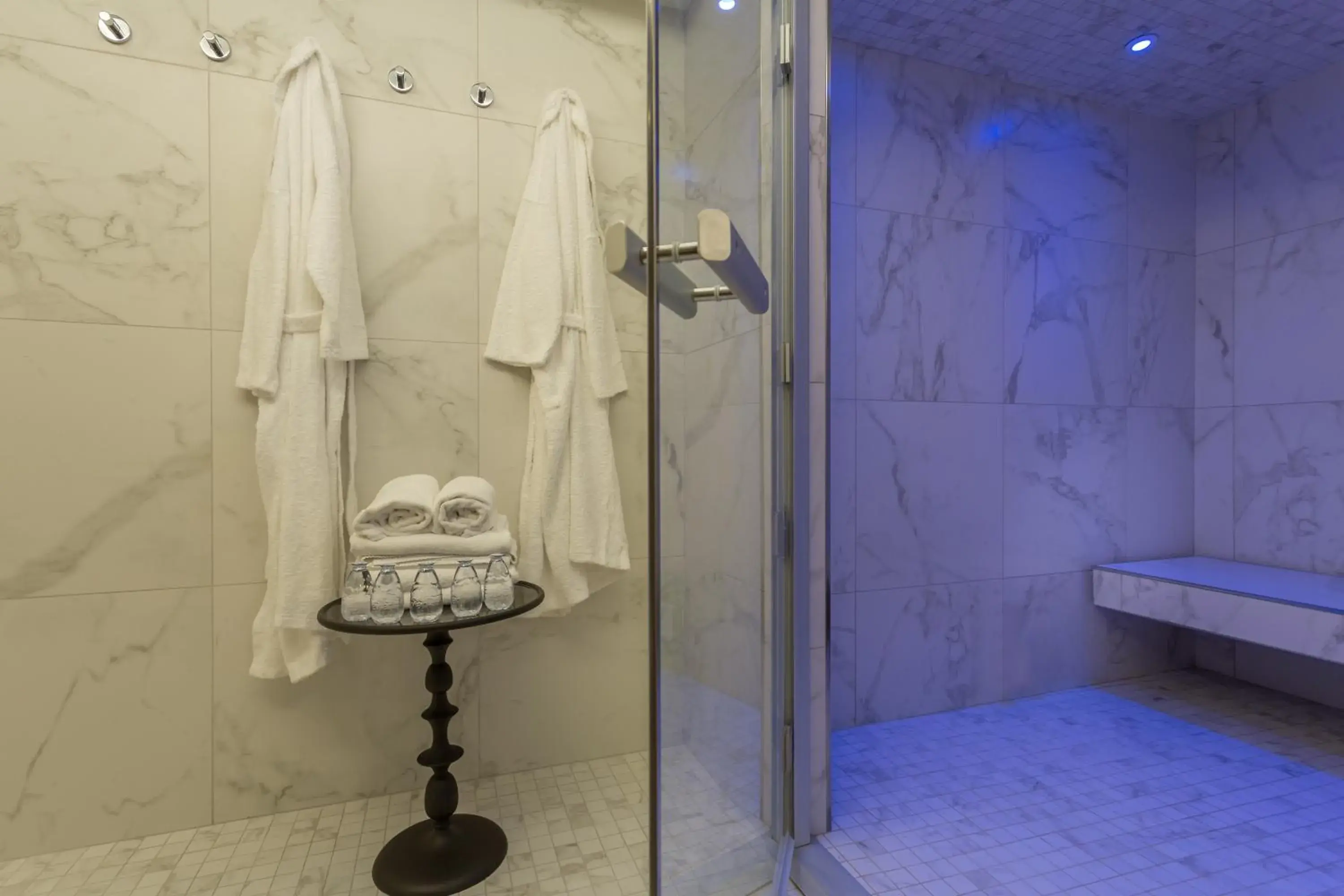Fitness centre/facilities, Bathroom in Hotel La Comtesse