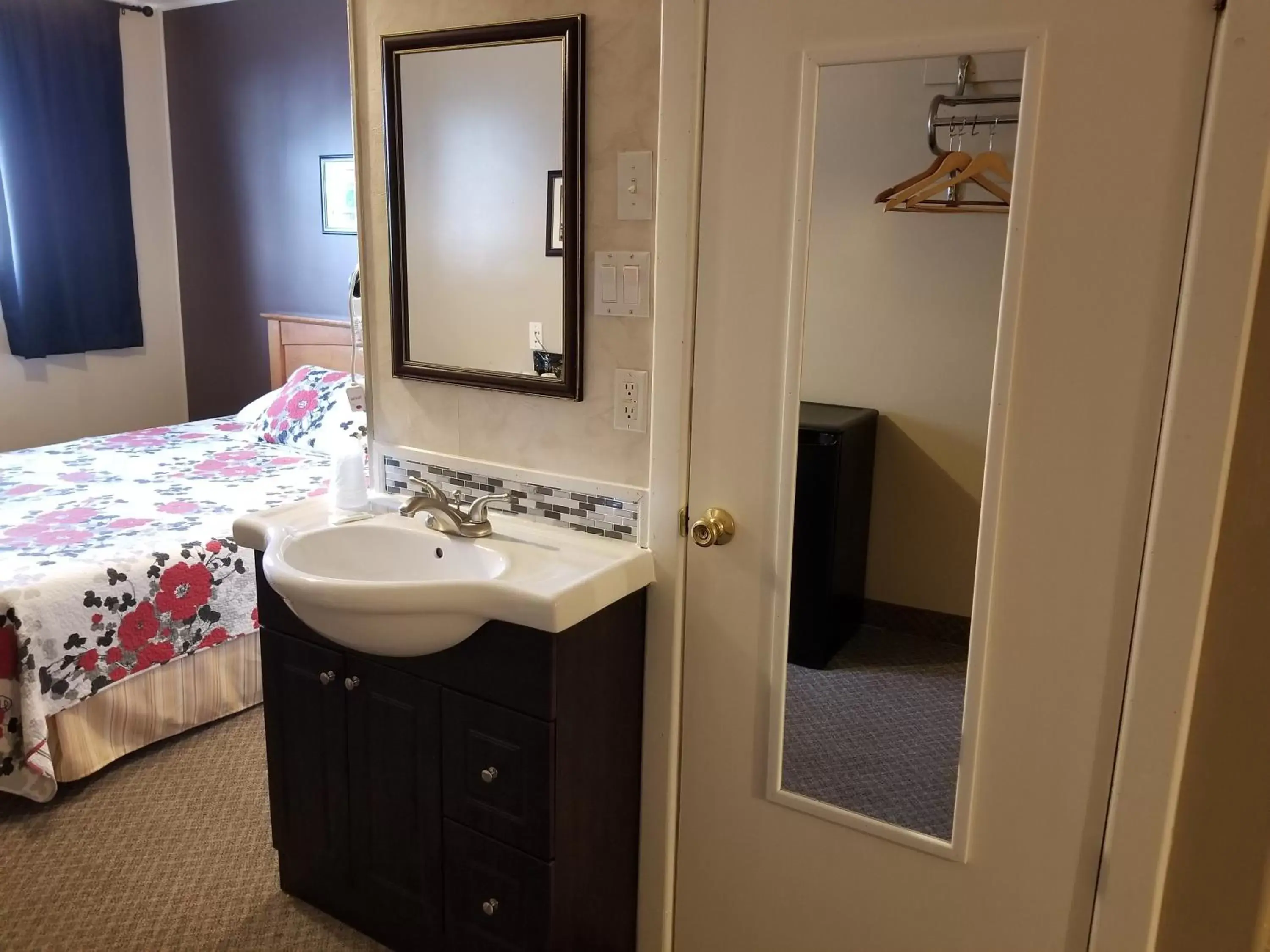 Bedroom, Bathroom in Knights Inn Woodstock