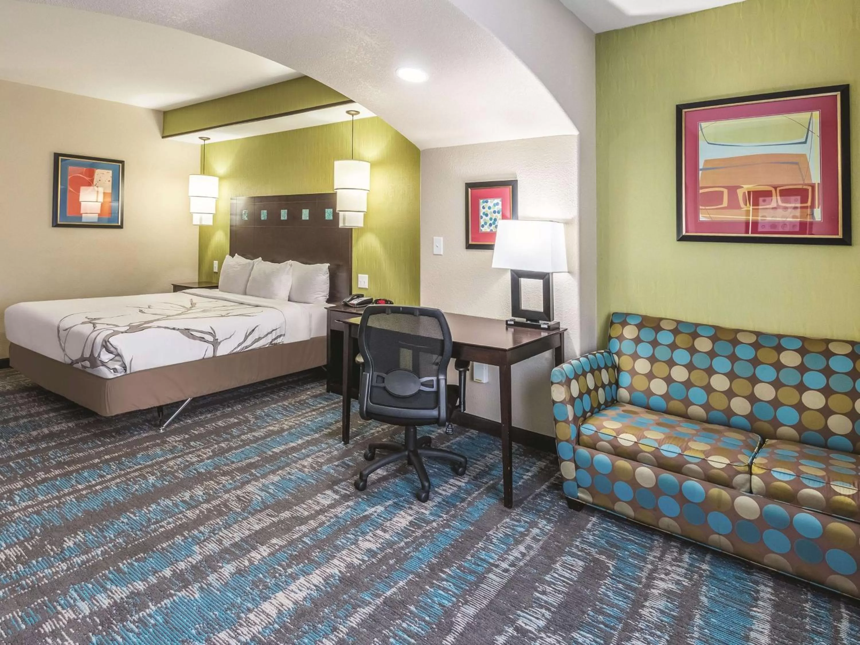 Photo of the whole room, Bed in La Quinta by Wyndham Dallas Grand Prairie South