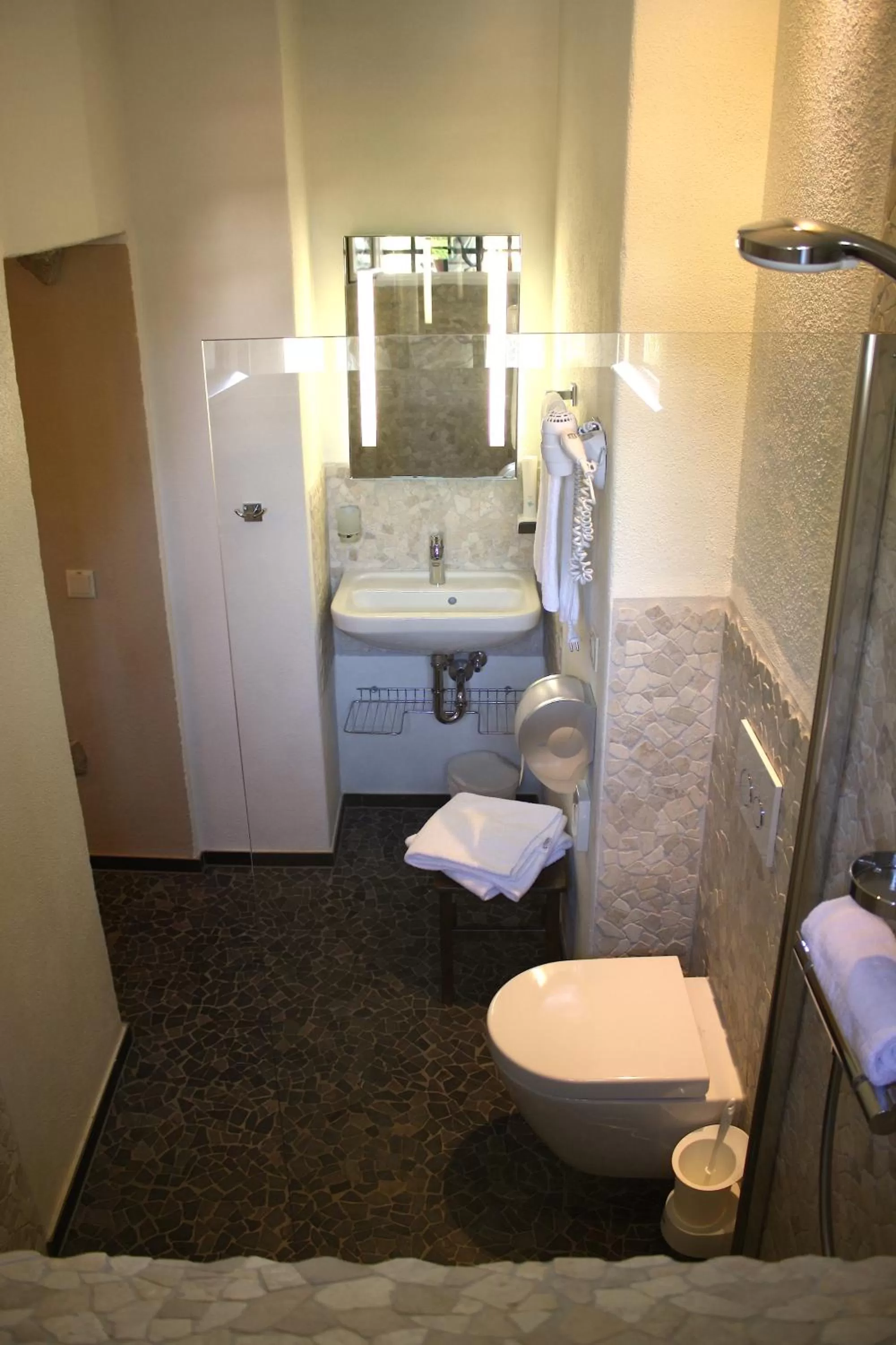 Shower in Knast-Hotel Fronfeste