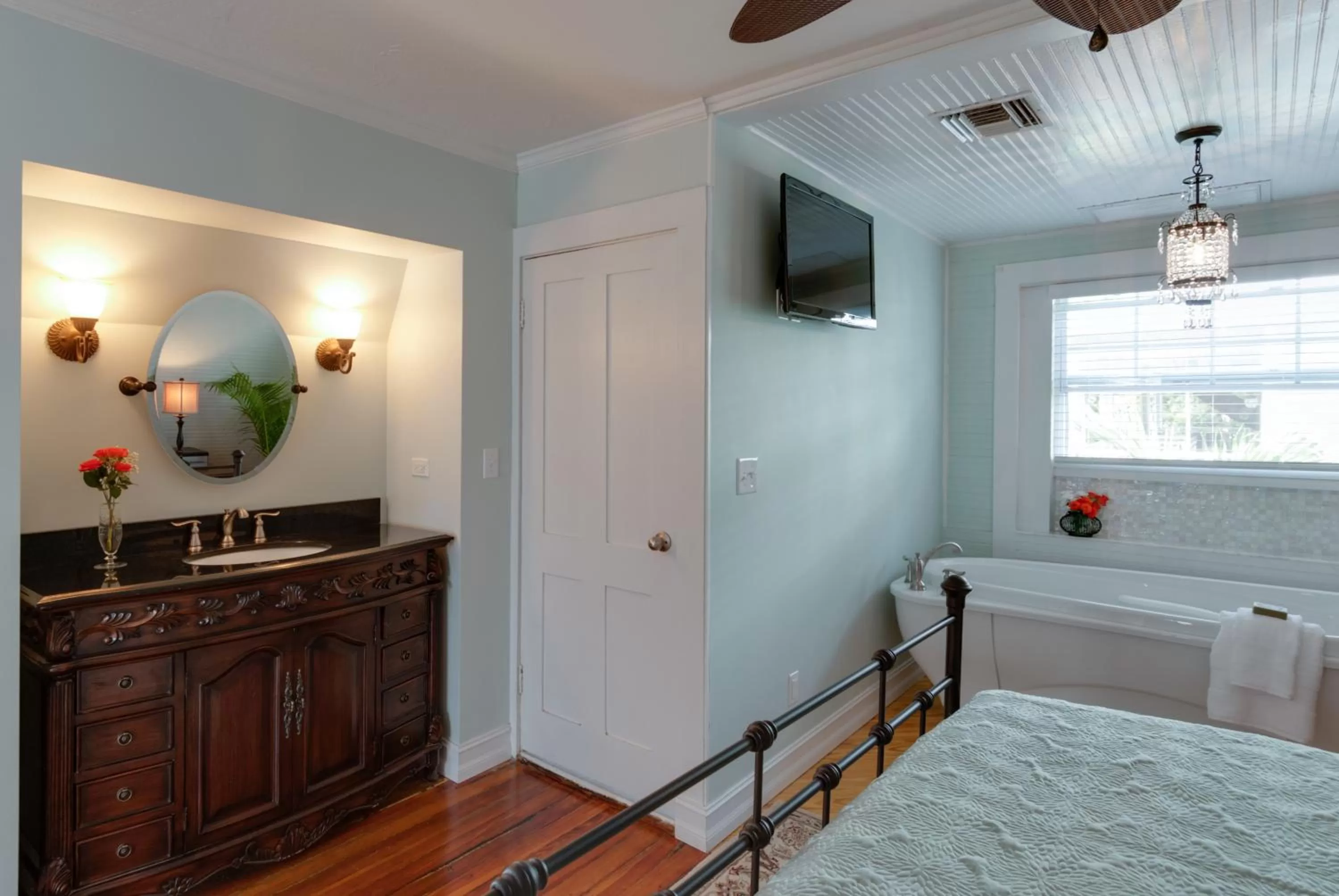 Bedroom, TV/Entertainment Center in SeaGlass Inn Bed and Breakfast