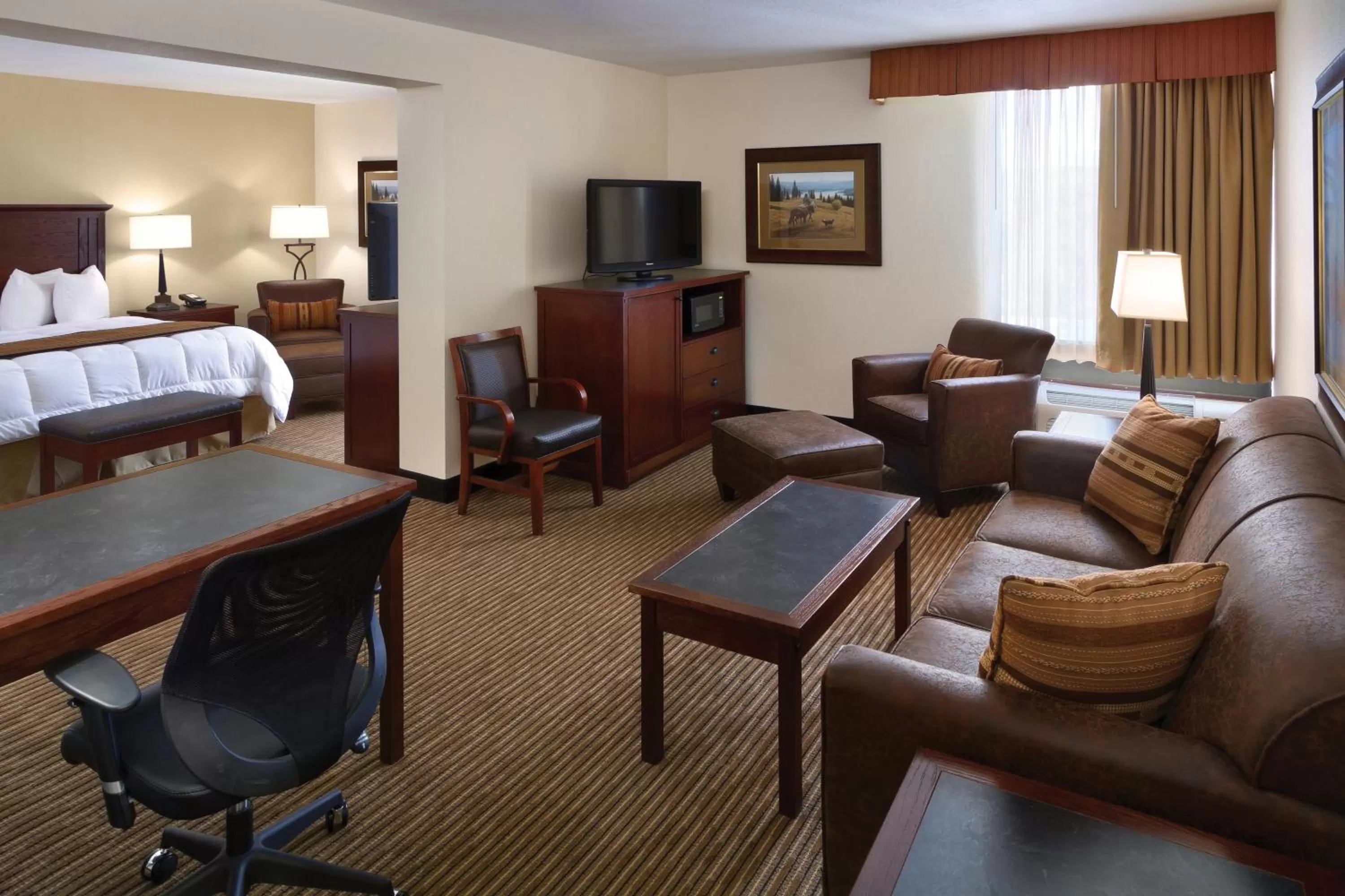 Seating area, Bed in Ramkota Hotel - Casper