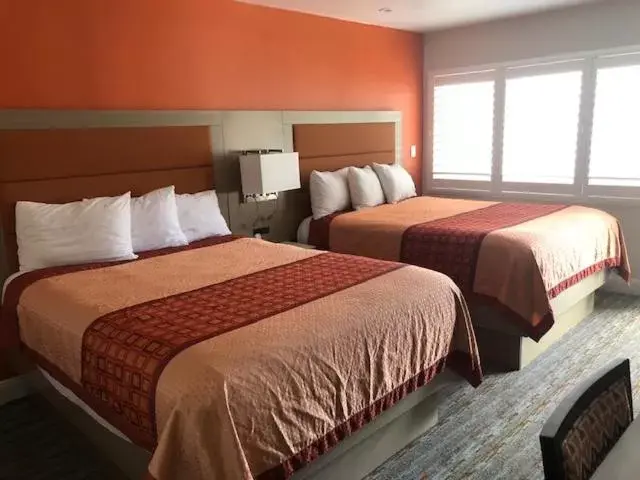 Photo of the whole room, Bed in Presidio Parkway Inn