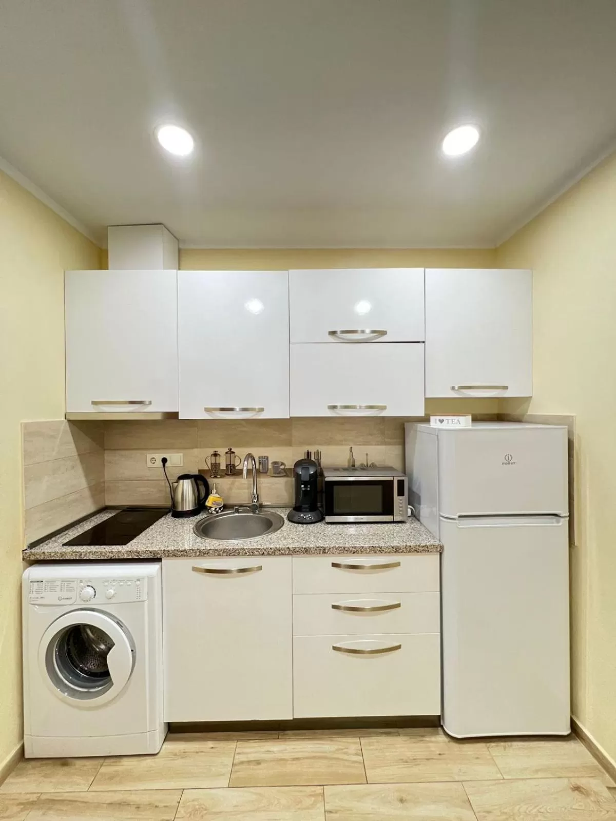 Coffee/tea facilities, Kitchen/Kitchenette in Aparthotel Holiday Lux Batumi