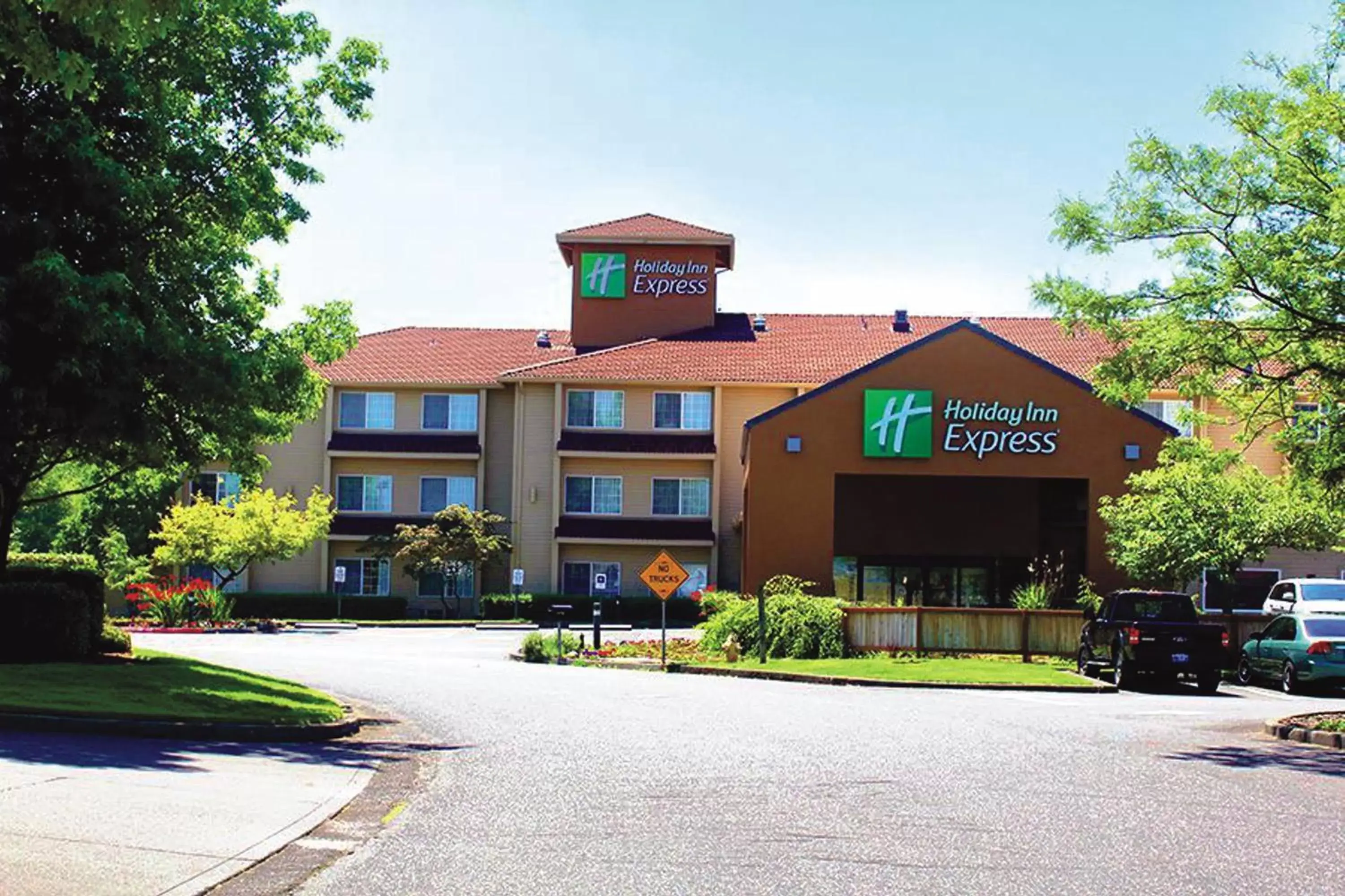 Property building in Holiday Inn Express Portland East - Columbia Gorge, an IHG Hotel