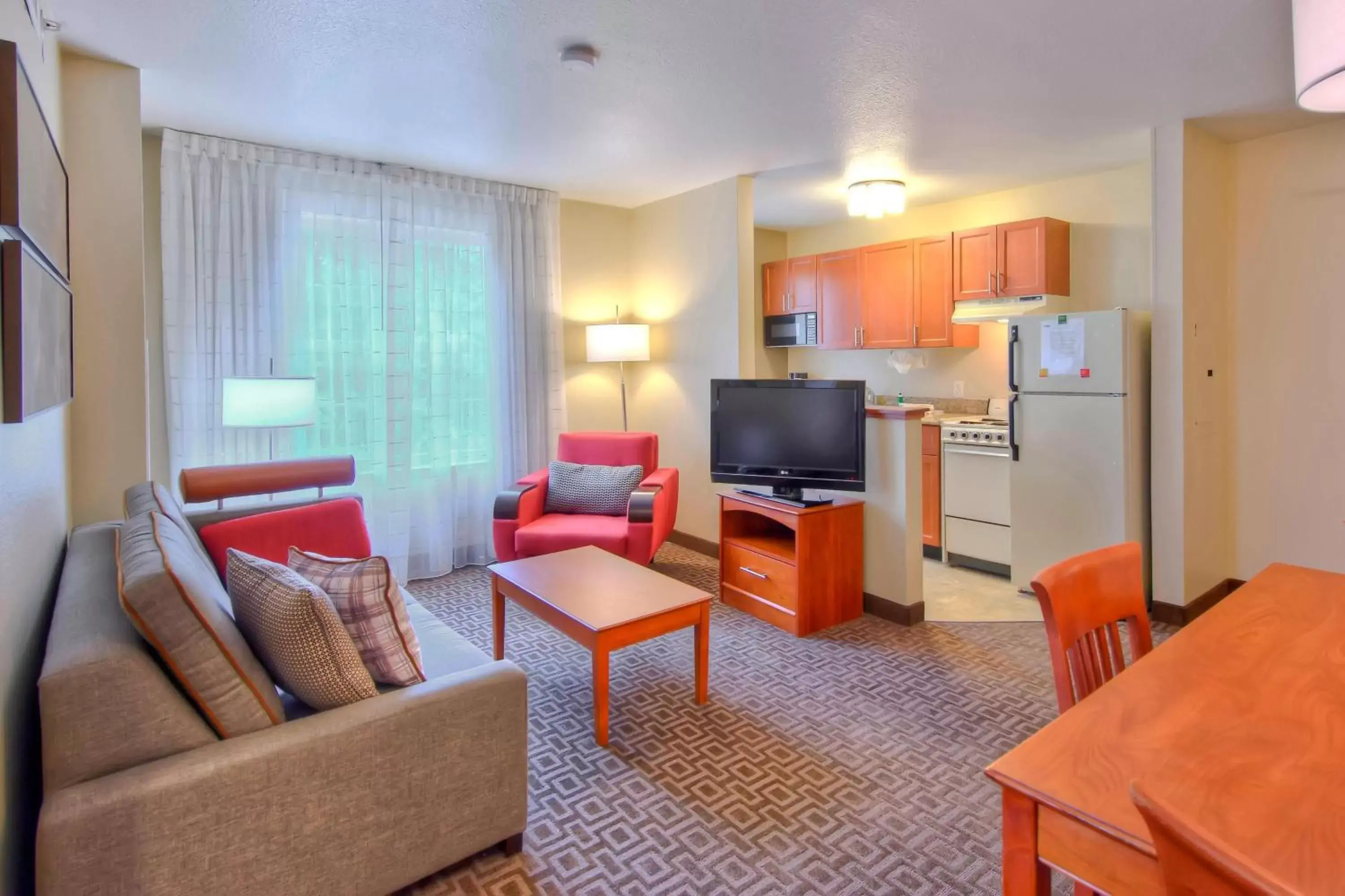 Living room, TV/Entertainment Center in TownePlace Suites Raleigh Cary/Weston Parkway