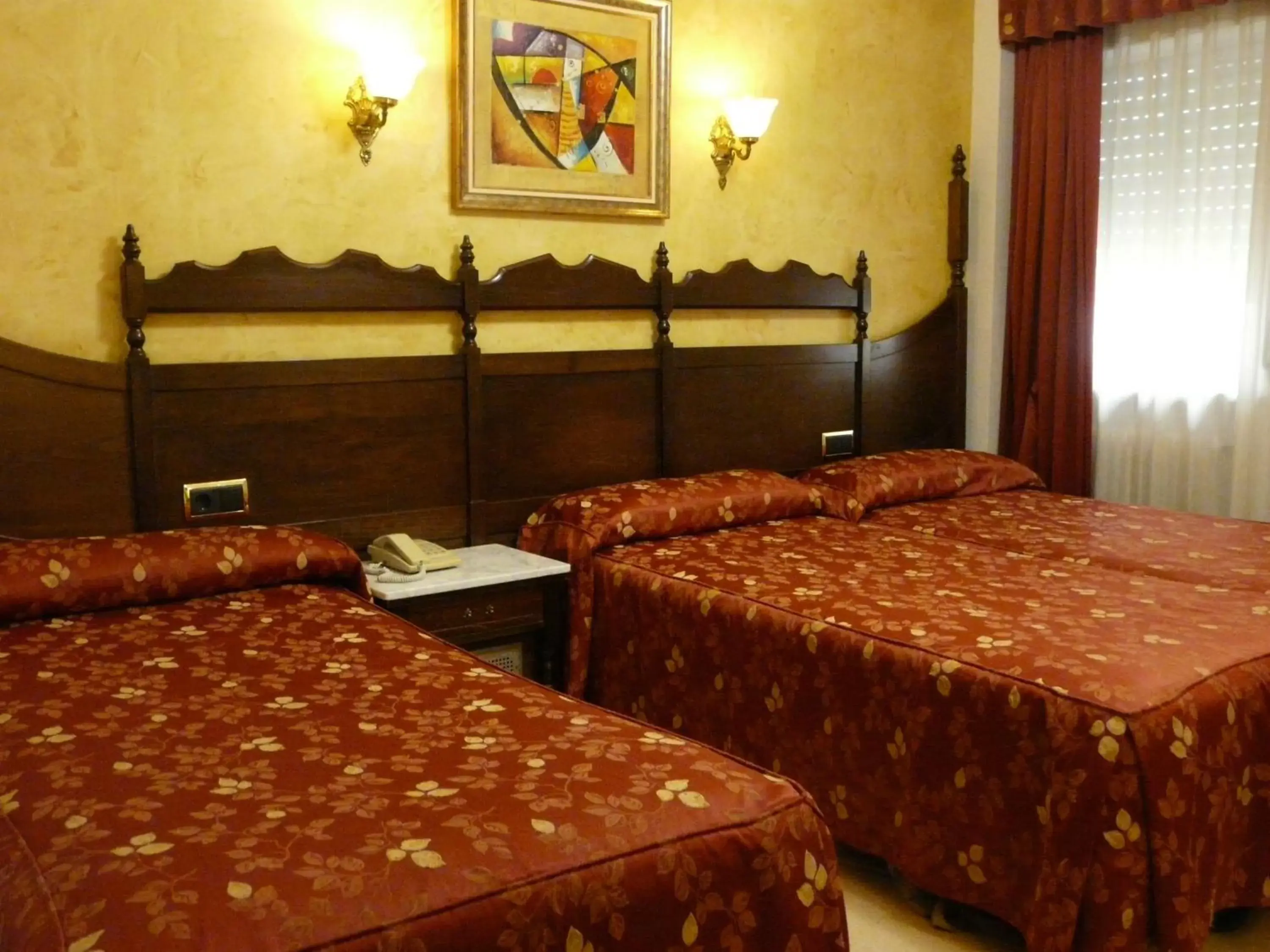 Photo of the whole room, Bed in Hotel Reyes Catolicos