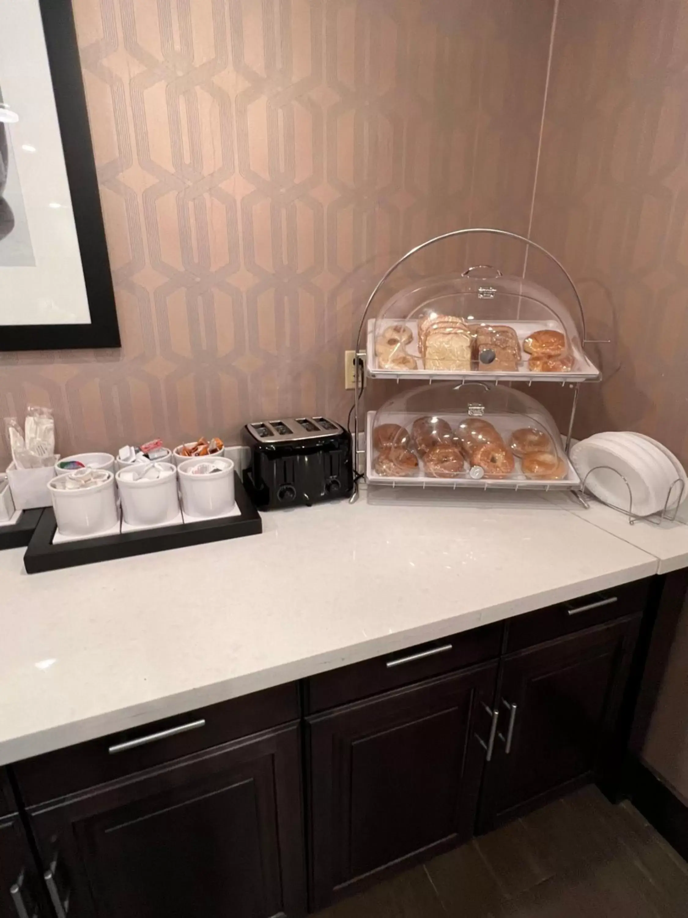 Breakfast, Kitchen/Kitchenette in Pratt Inn and Suites