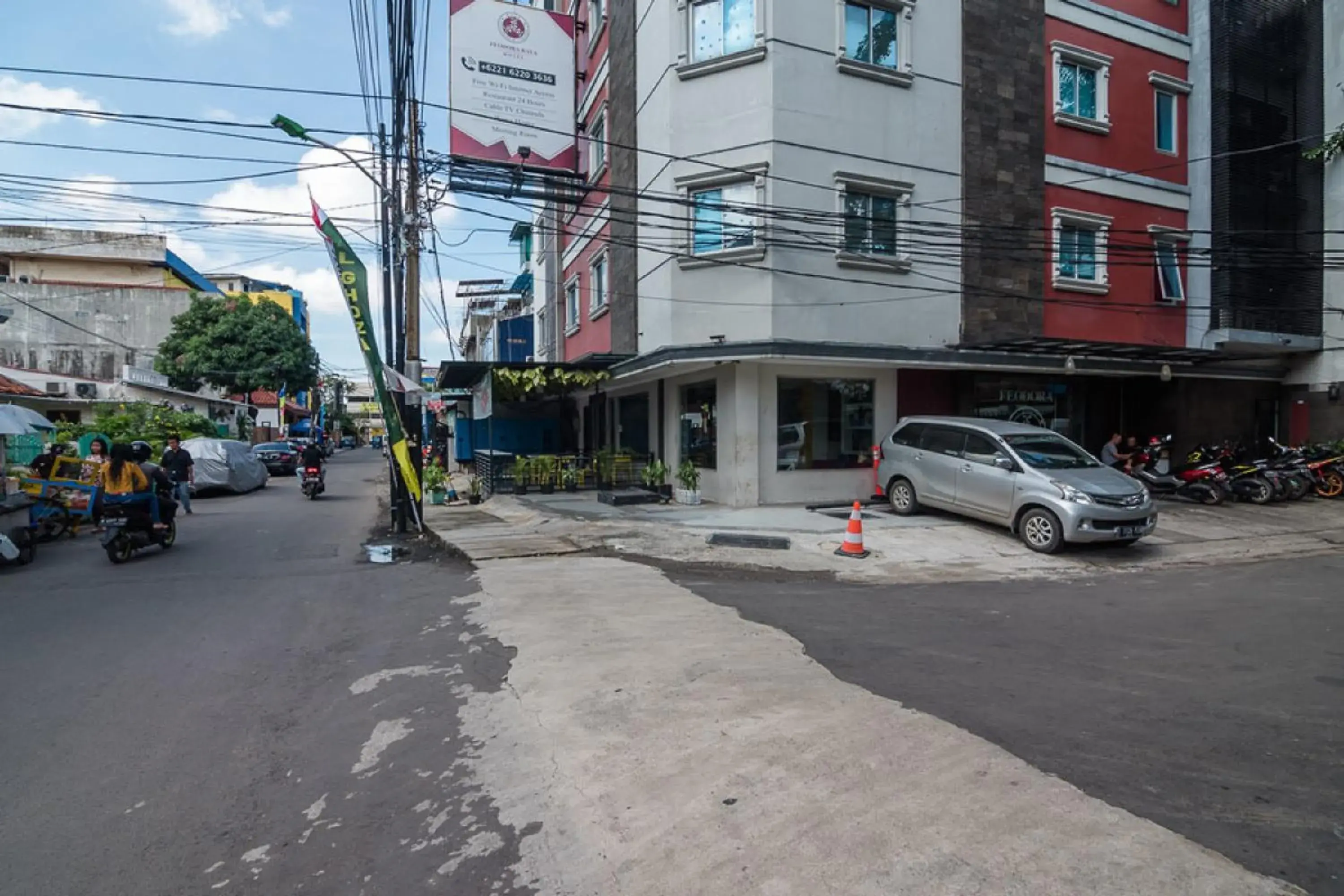 Facade/entrance, Neighborhood in RedDoorz Plus near Mangga Besar Station 2