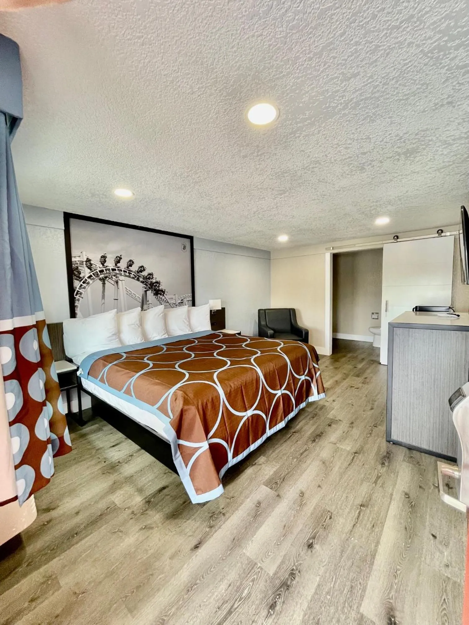 Bedroom, Bed in Super 8 by Wyndham Kissimmee-Orlando
