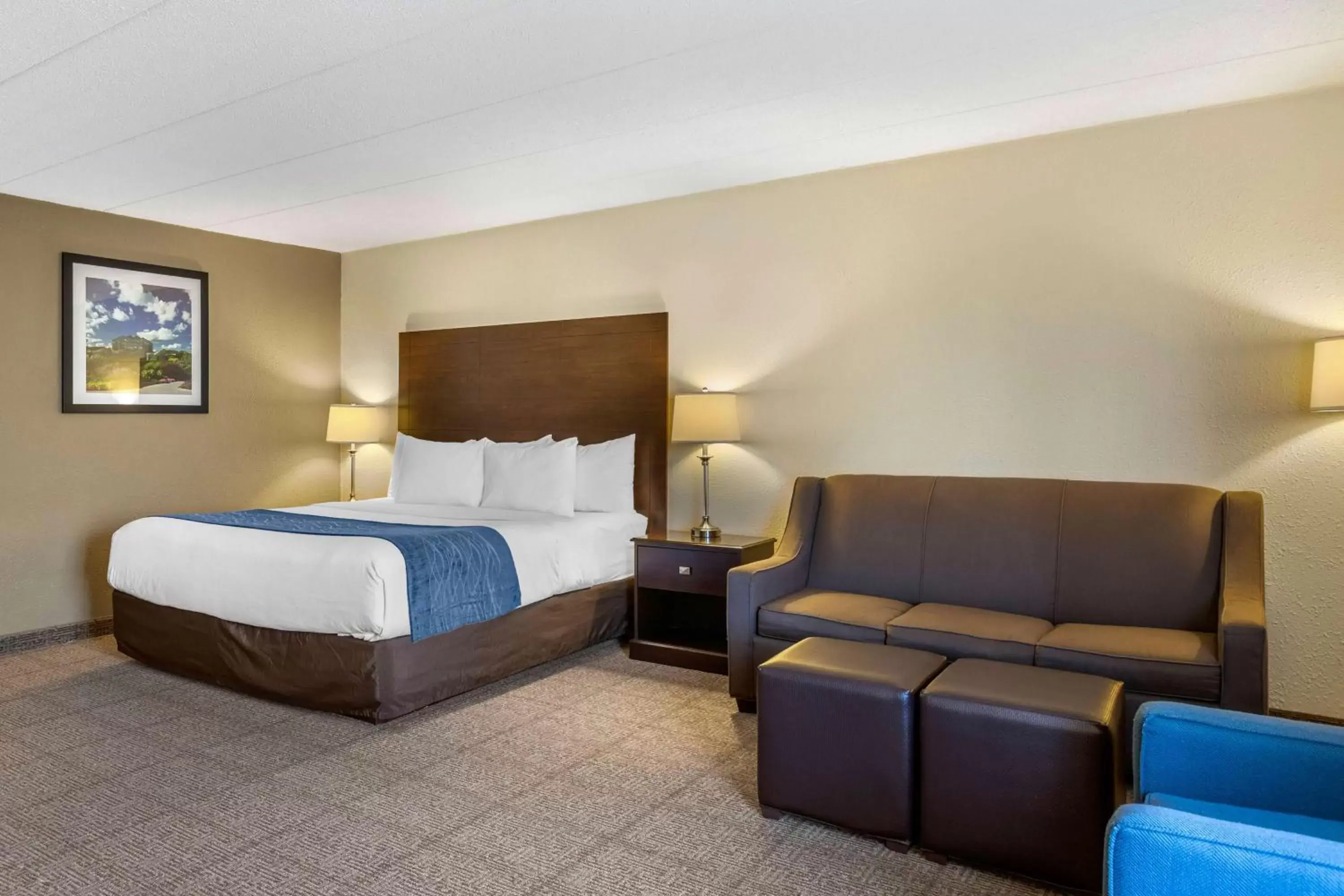 Photo of the whole room in Comfort Inn Grand Rapids Airport
