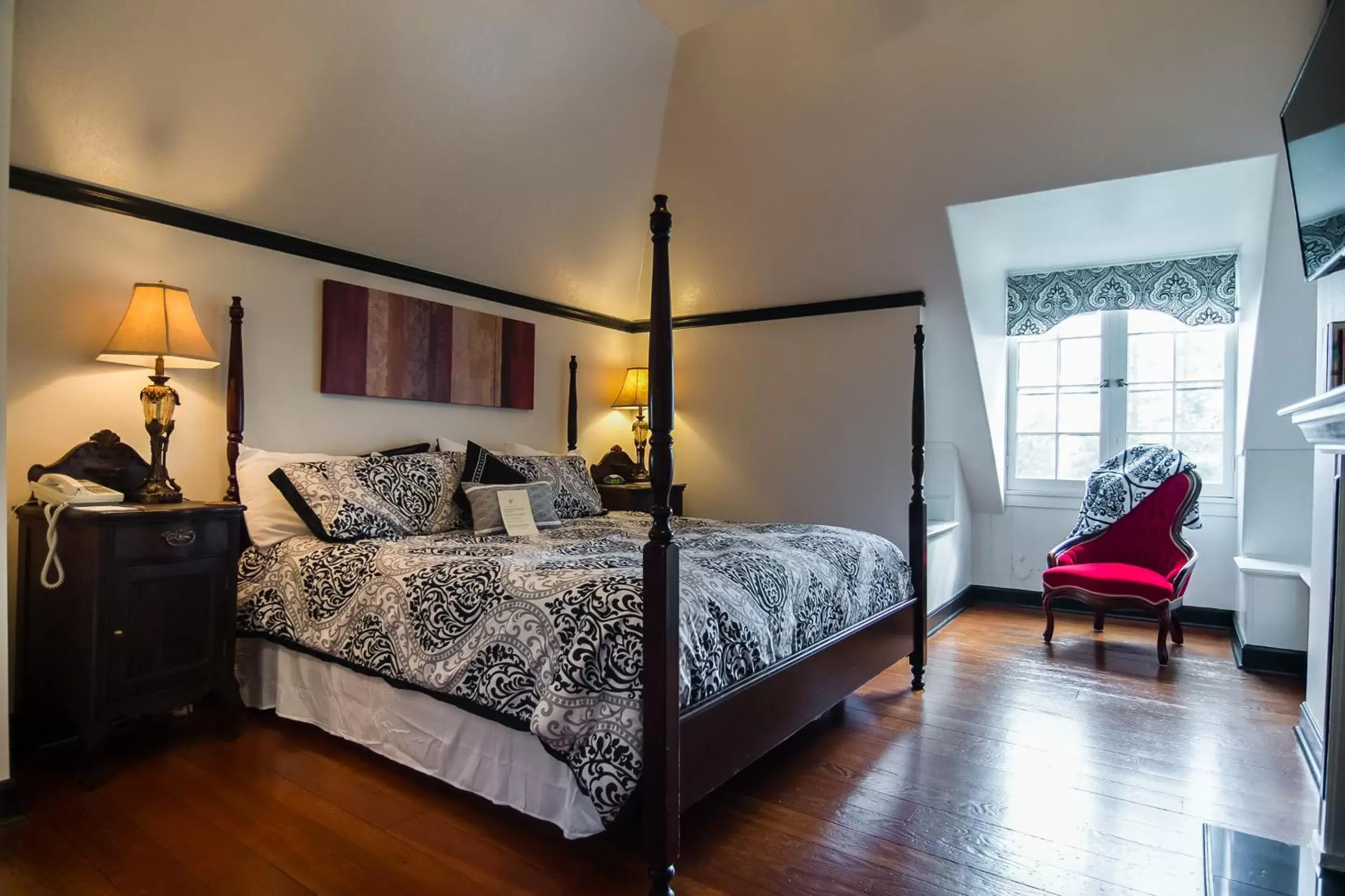 Bed in The Campbell House Inn