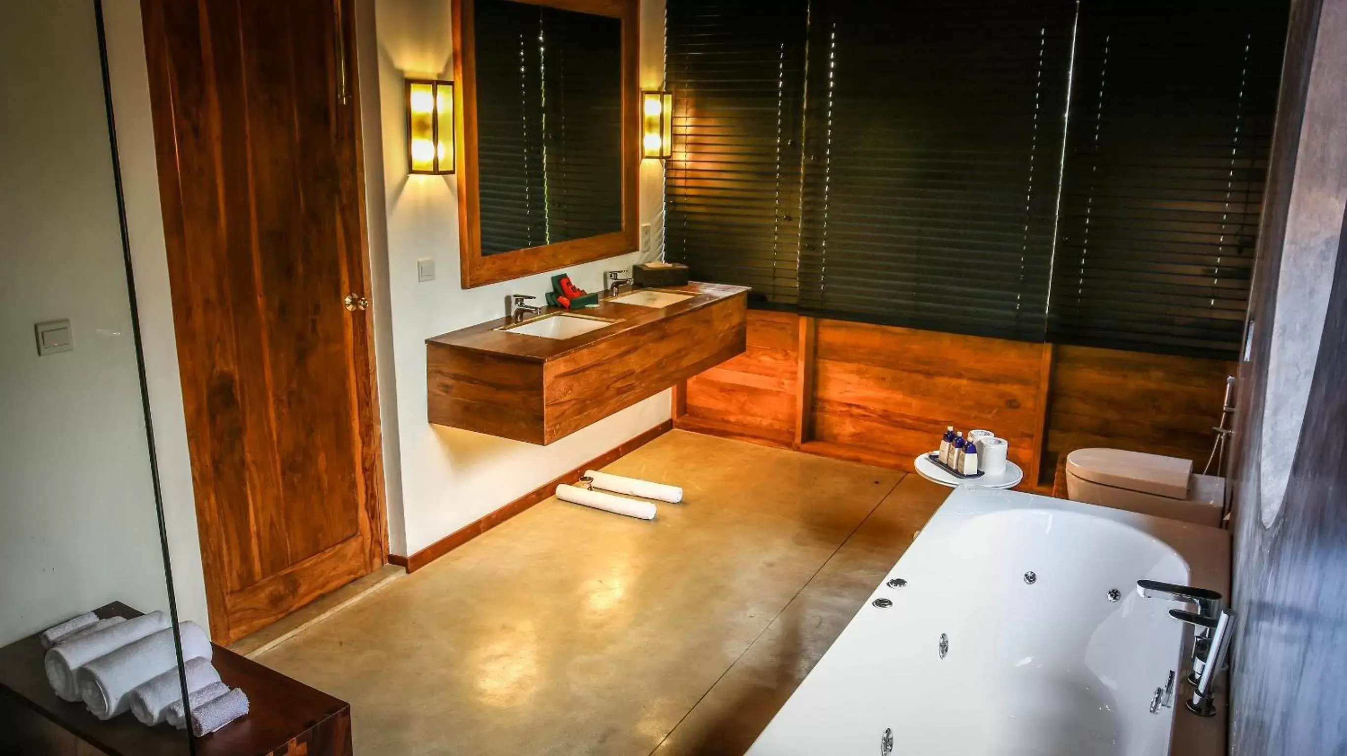 Shower, Bathroom in Kings Pavilion Luxury Hotel