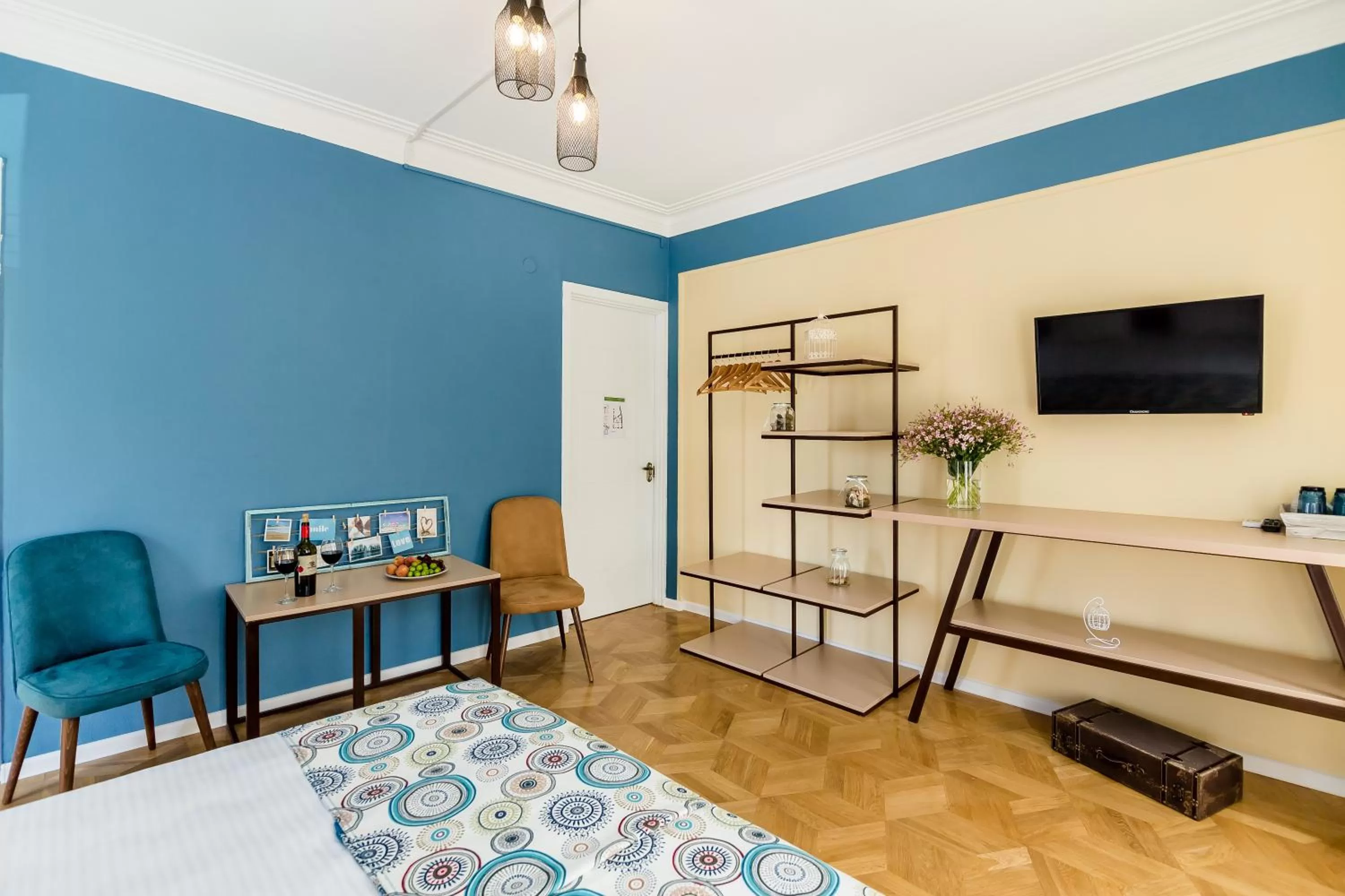 Seating area, Bed in Gvino Minda