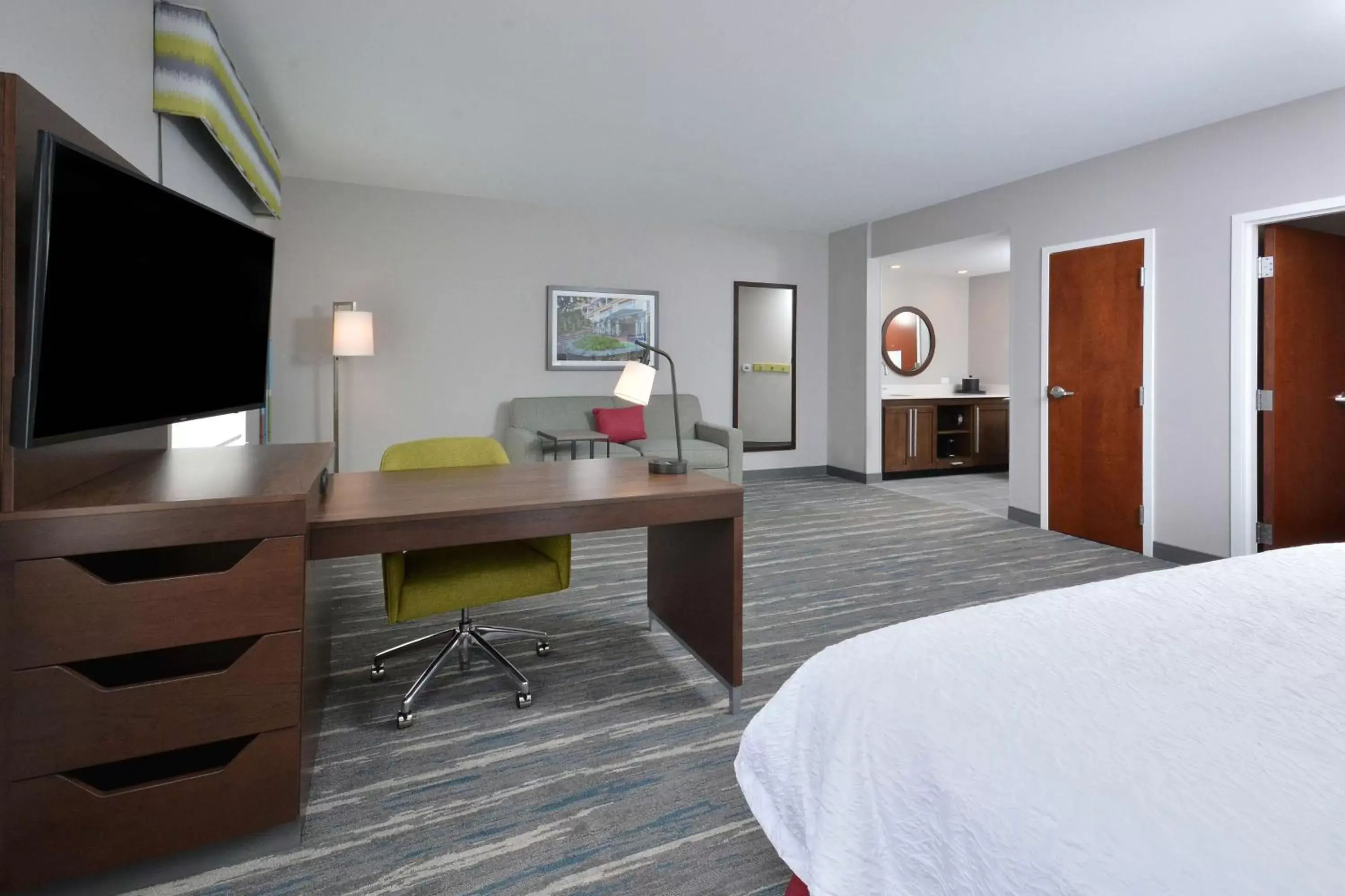 Bedroom, TV/Entertainment Center in Hampton Inn & Suites Charlotte North I 485