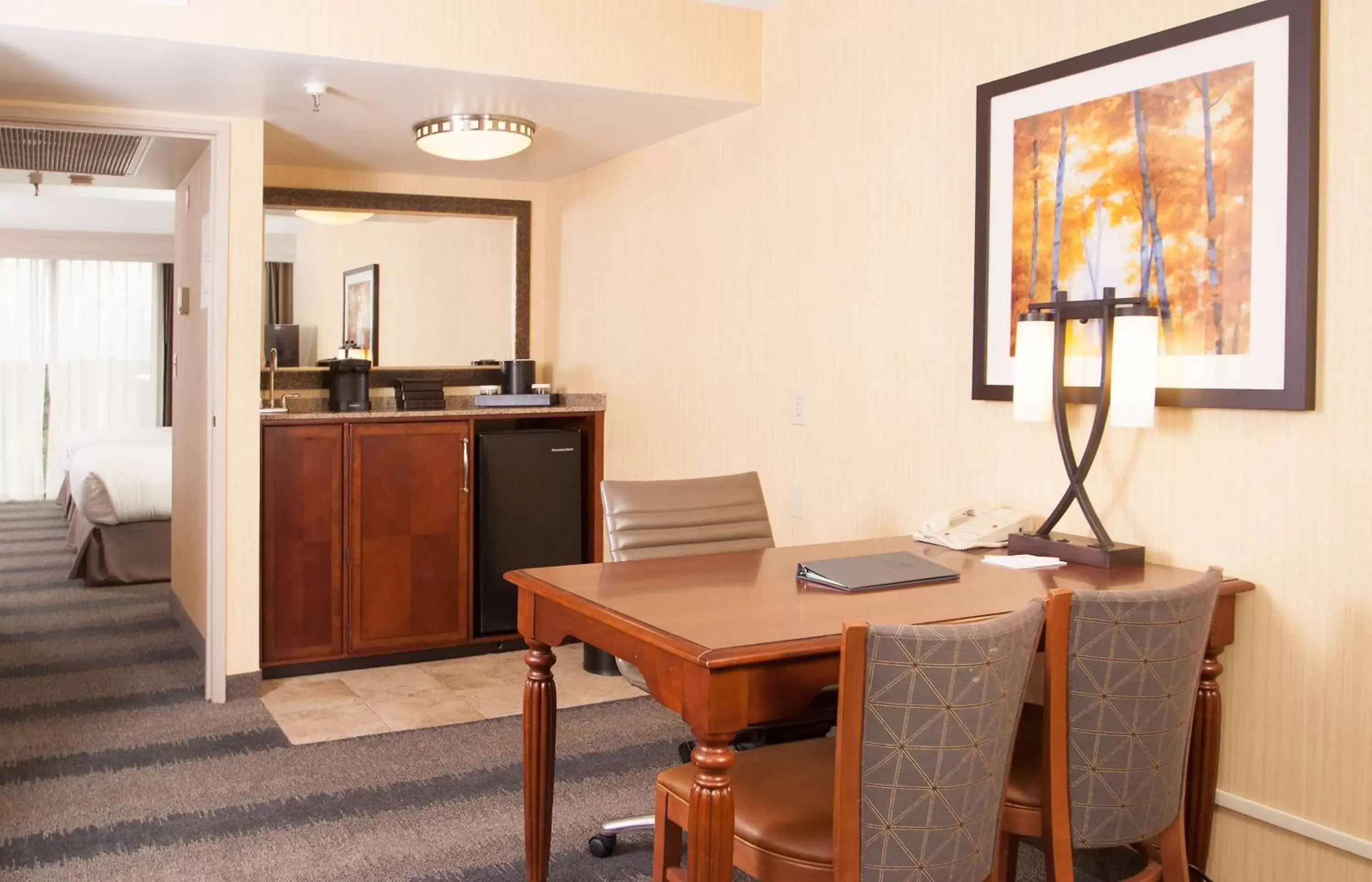 Bed, Kitchen/Kitchenette in Embassy Suites by Hilton Bloomington/Minneapolis