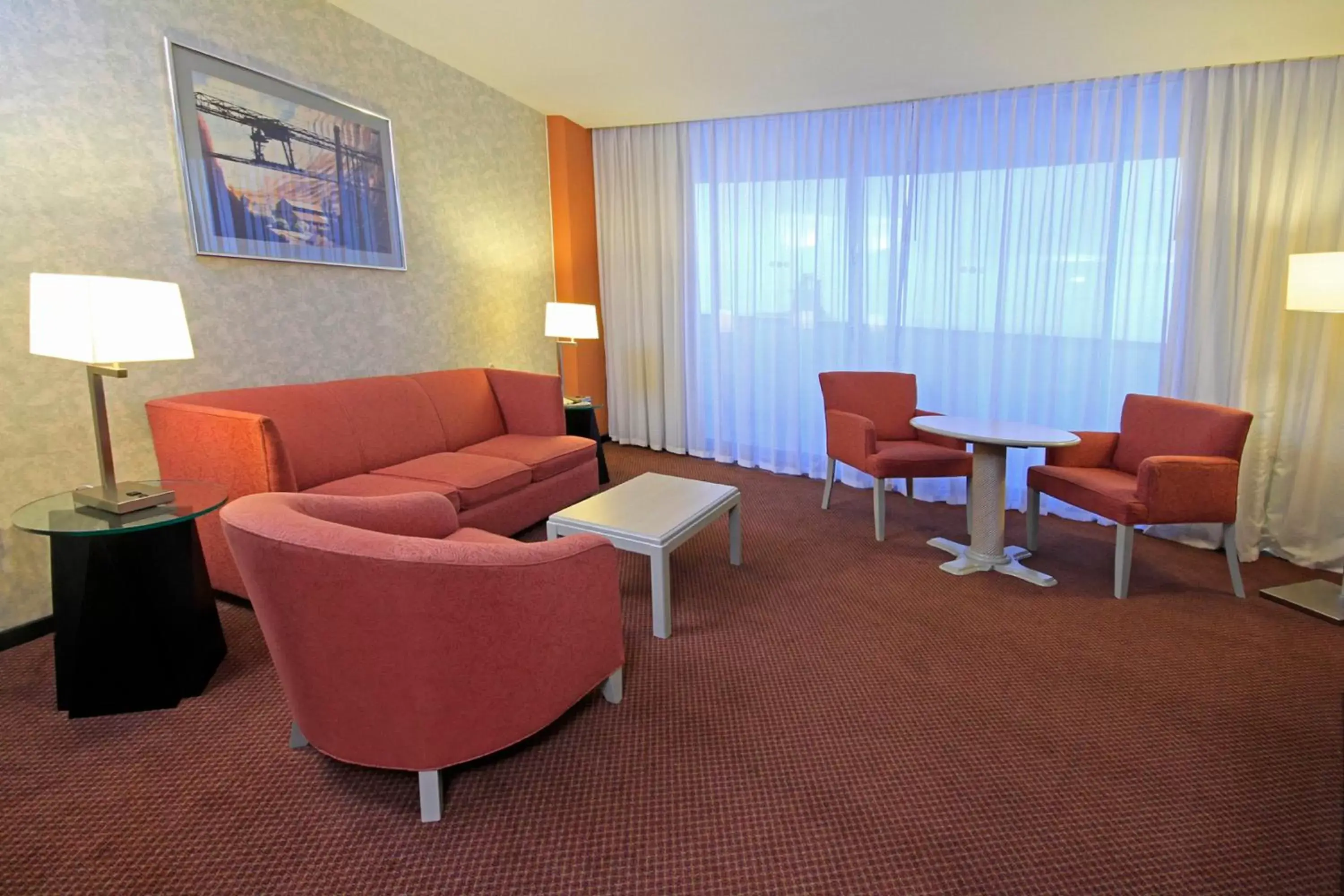 Photo of the whole room, Seating Area in Holiday Inn Monterrey-Parque Fundidora, an IHG Hotel