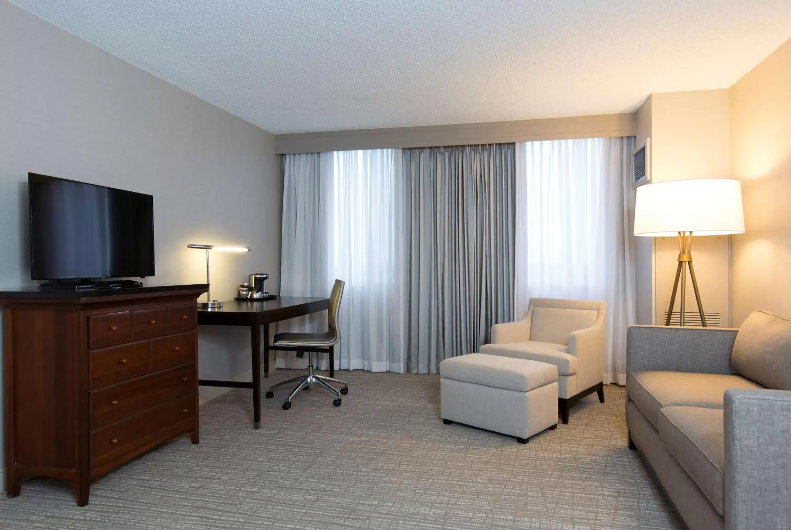 Living room, Seating Area in DoubleTree by Hilton Hotel Deerfield Beach - Boca Raton