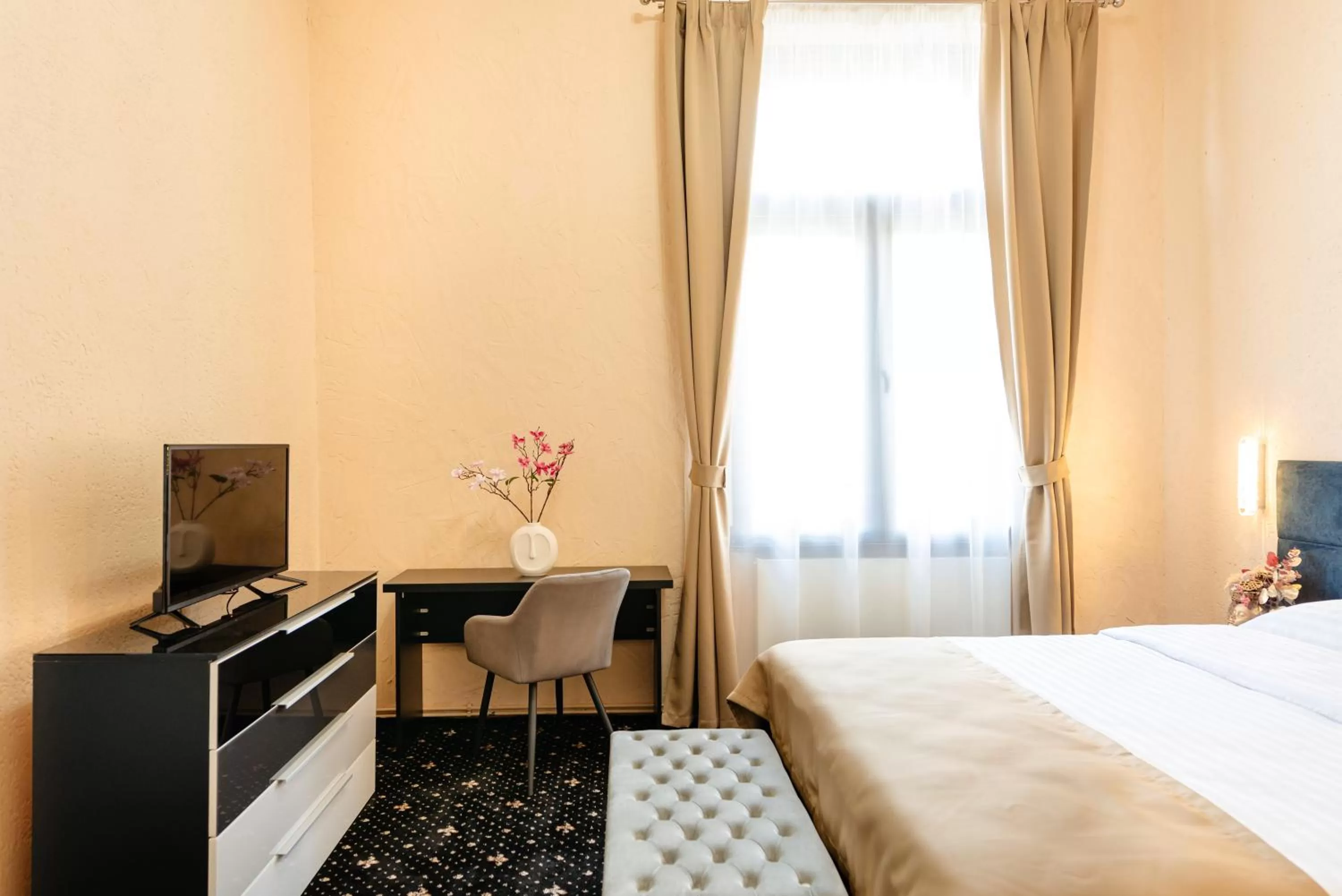 Bedroom, Bed in Palace Bulevard Inn