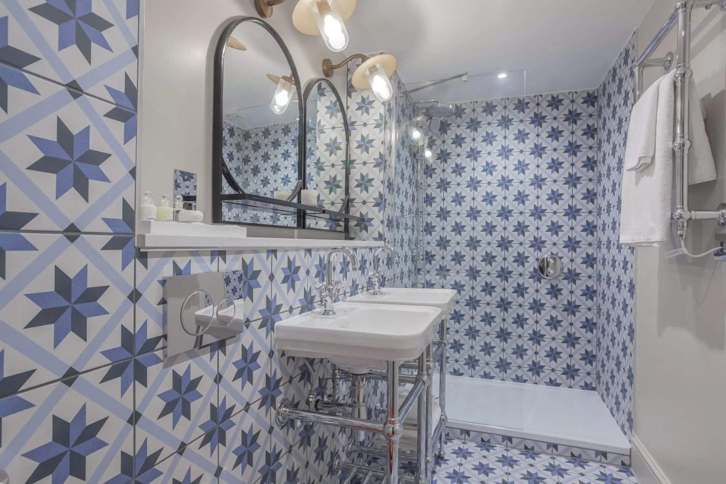 Shower, Bathroom in Richmond Hill Hotel