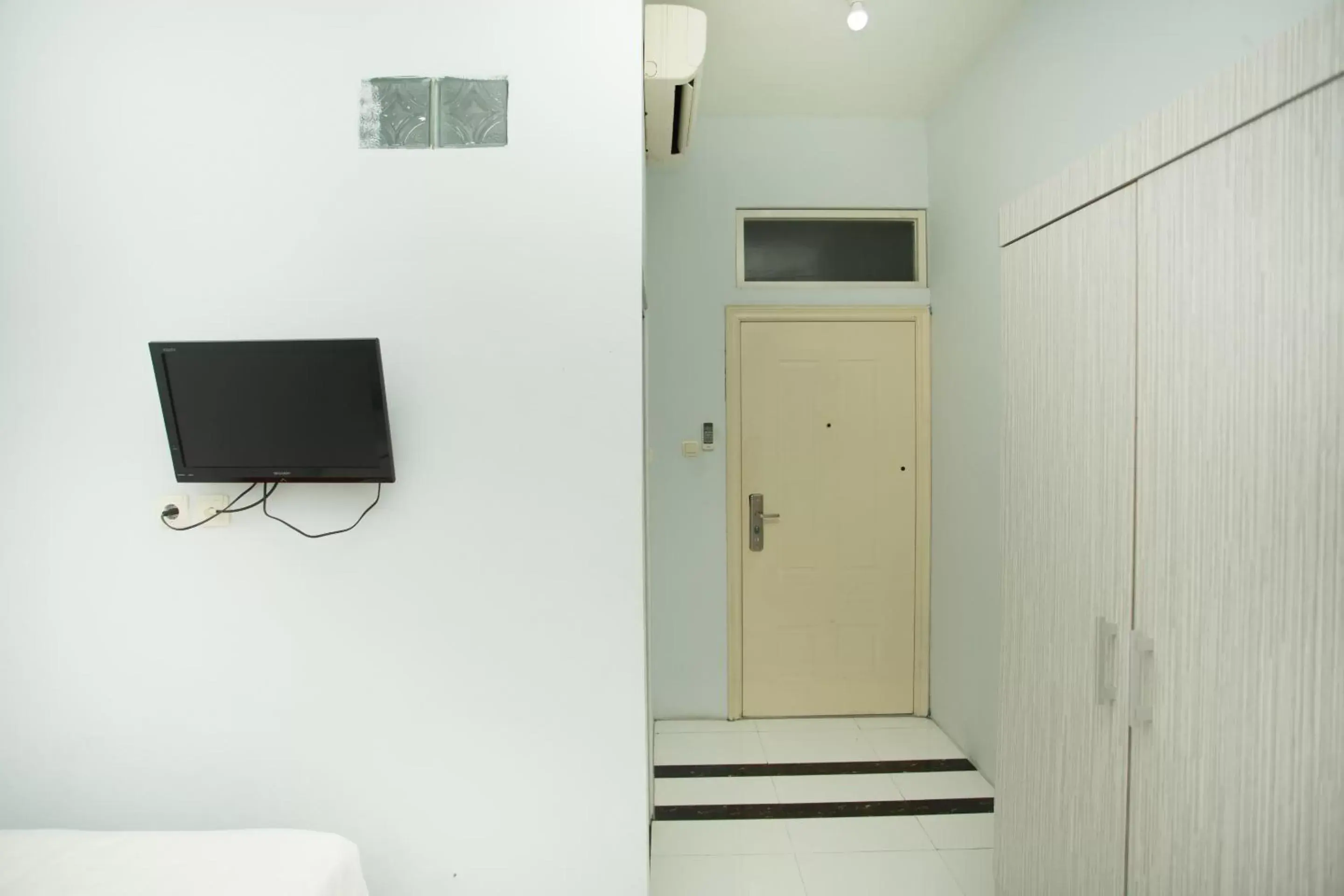 Bed, TV/Entertainment Center in SUPER OYO 850 Lapan Lapan