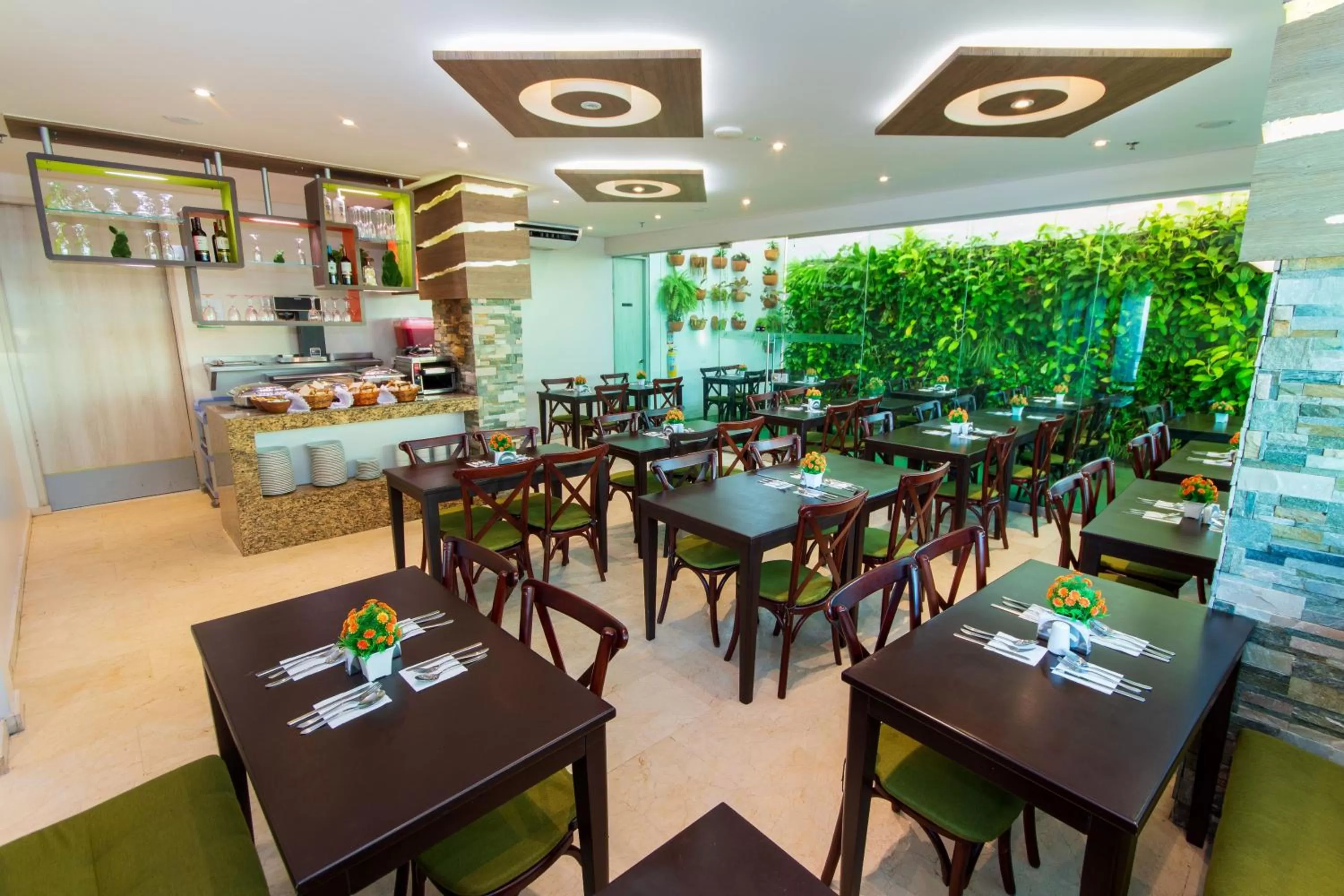 Restaurant/places to eat in Hotel Aixo Suites By GEH Suites