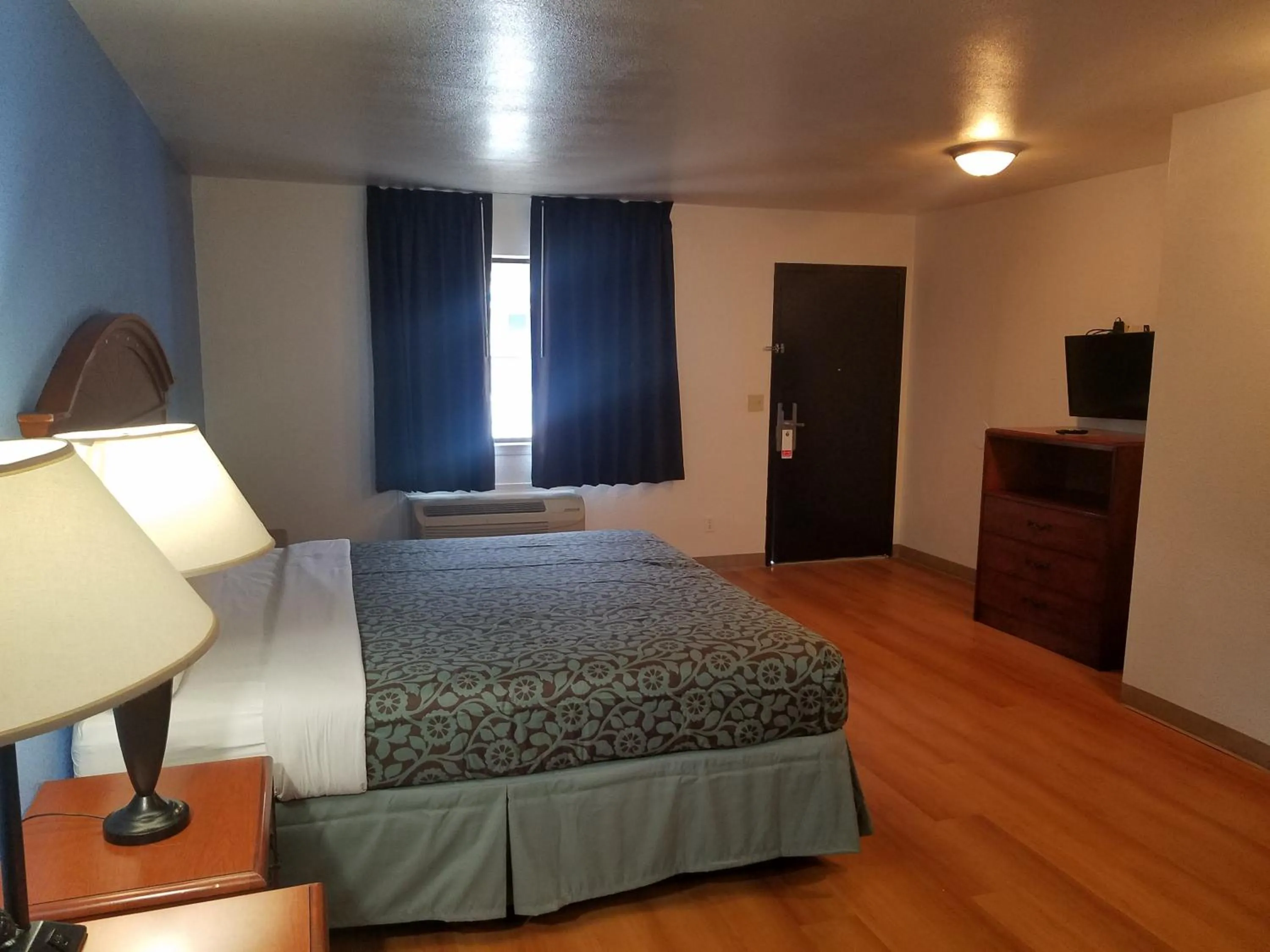 Bedroom in Days Inn by Wyndham Oklahoma City NW Expressway