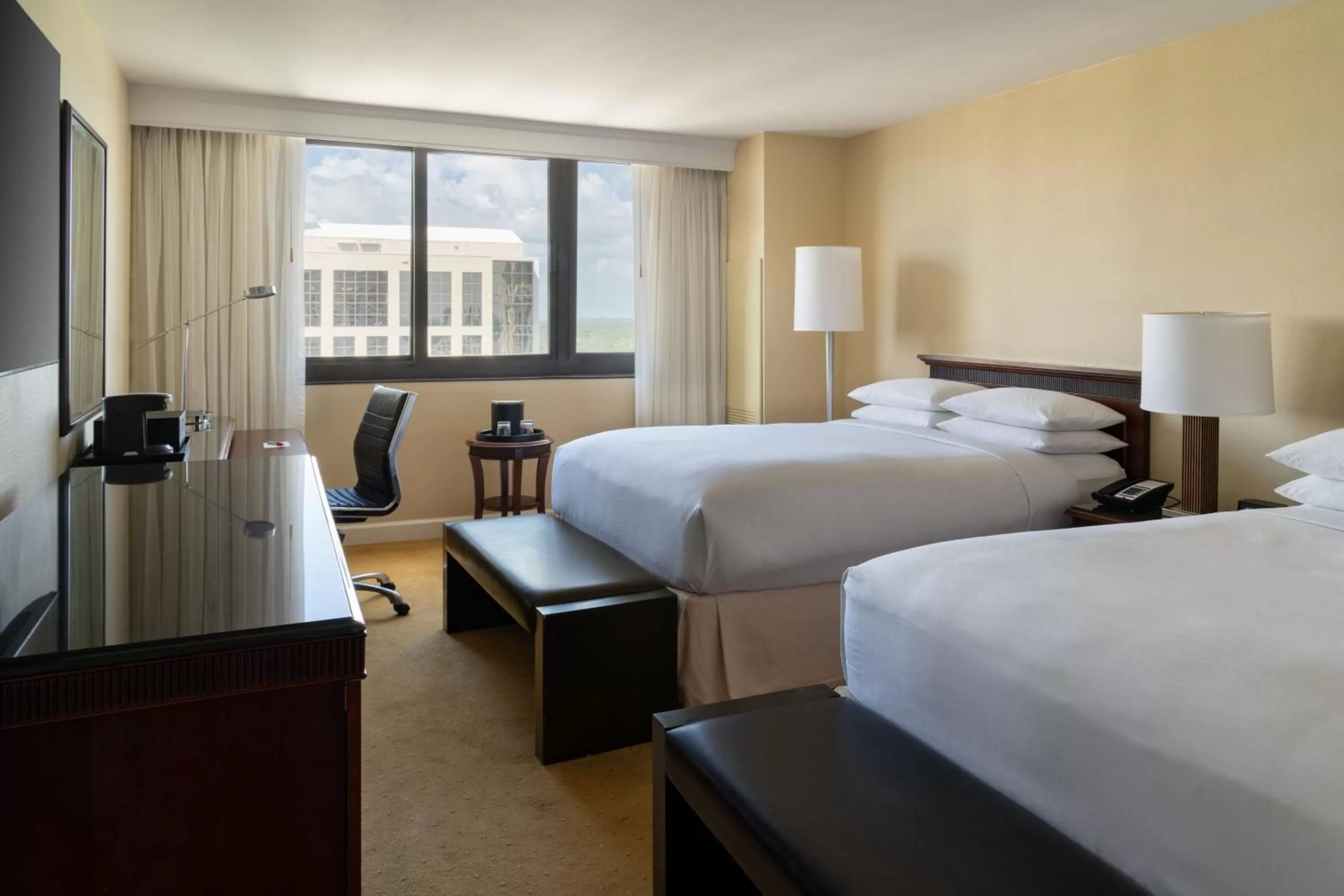 Photo of the whole room, Bed in Miami Marriott Dadeland